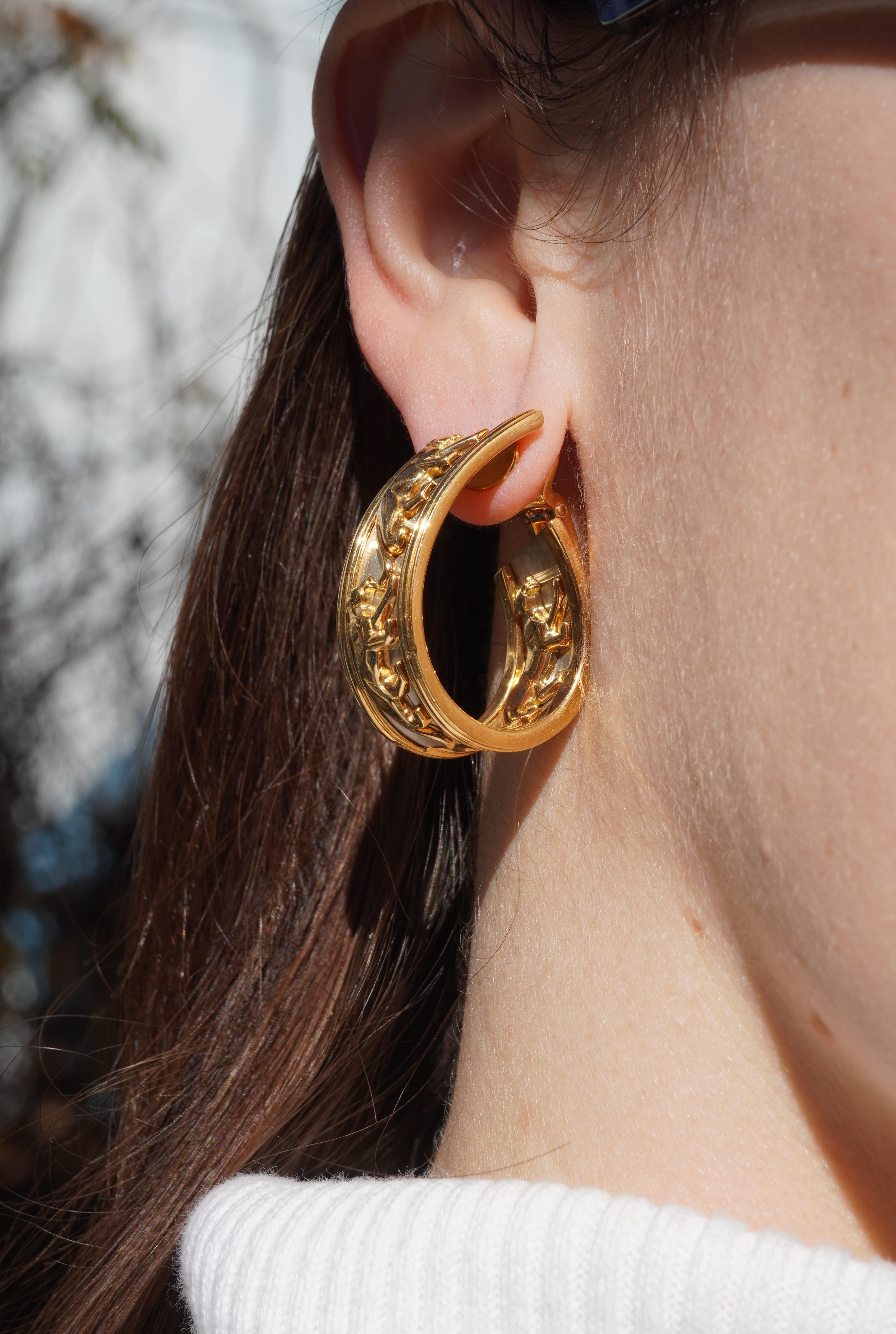 Orecchini a cerchio Cartier Walking Panthere in oro bianco e giallo 18 ct. In condizioni ottime in vendita a Beverly Hills, CA
