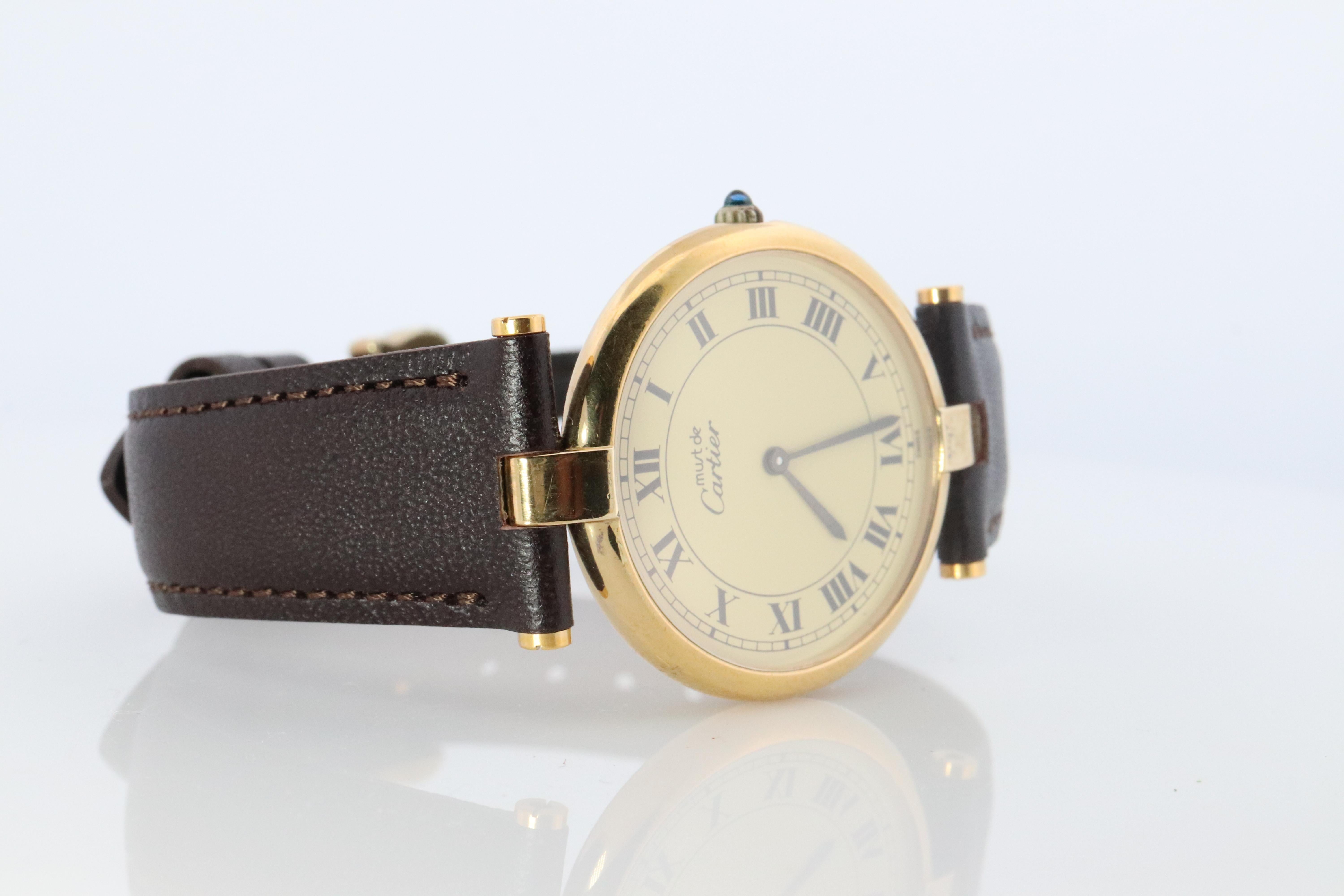 Vero orologio Cartier.

Must de Cartier 30mm Vendome d'epoca

Quadrante champagne con numeri romani

Corona con zaffiro cabochon.

Condit: Nuovo Fascia in pelle. Batteria nuova.

Batteria nuova installata.
Nuovo cinturino in pelle con fibbia