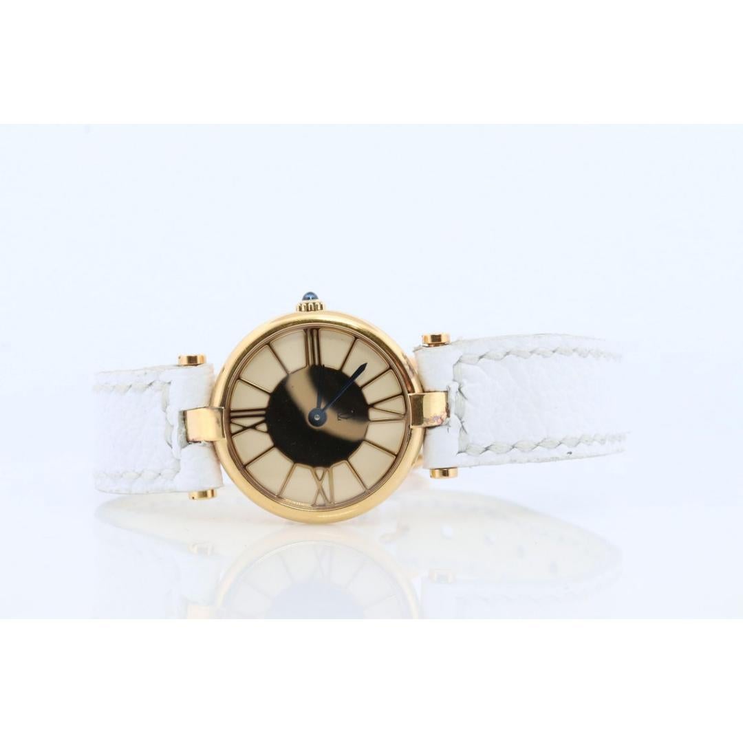 Vintage By aus den 1990er Jahren
MATERIALIEN: Saphir, Sterling Silber, Vermeil

Stil: Mitte des Jahrhunderts

Echte Cartier Uhr.

Vintage Must de Cartier 24mm Vendome

Gold und weißes römisches Zifferblatt.

Saphir-Cabochon-Krone.

Zustand: Kommt