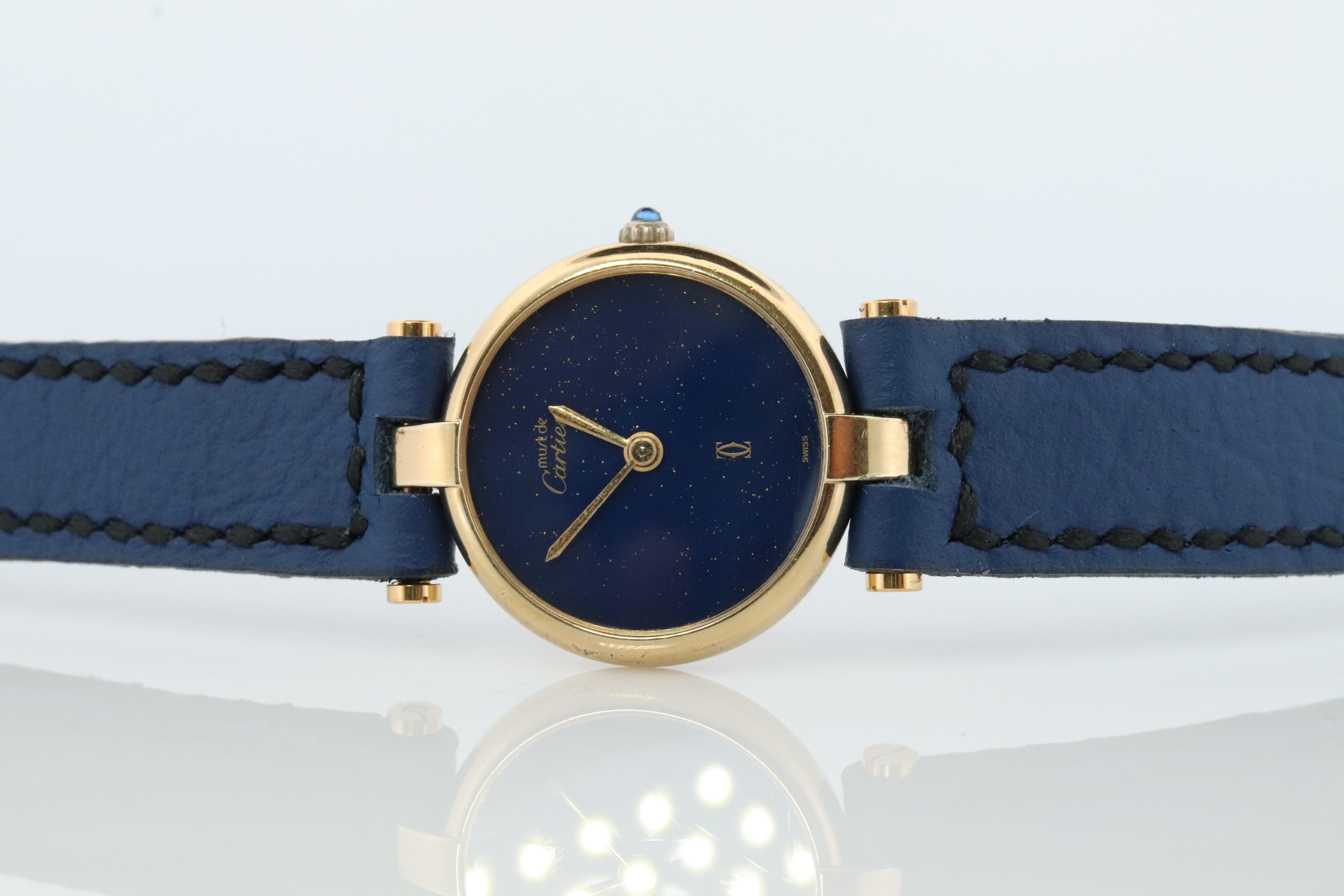 Echte Cartier Uhr.

Vintage Must de Cartier Vendome

Blue Night Sky Mystery Dial. 

Saphir-Cabochon-Krone.

Zustand: Kommt mit Cartier Fall. Die Abnutzung entspricht dem Alter. Neues handgefertigtes blaues Lederband. Original Cartier Schnalle.

Neue