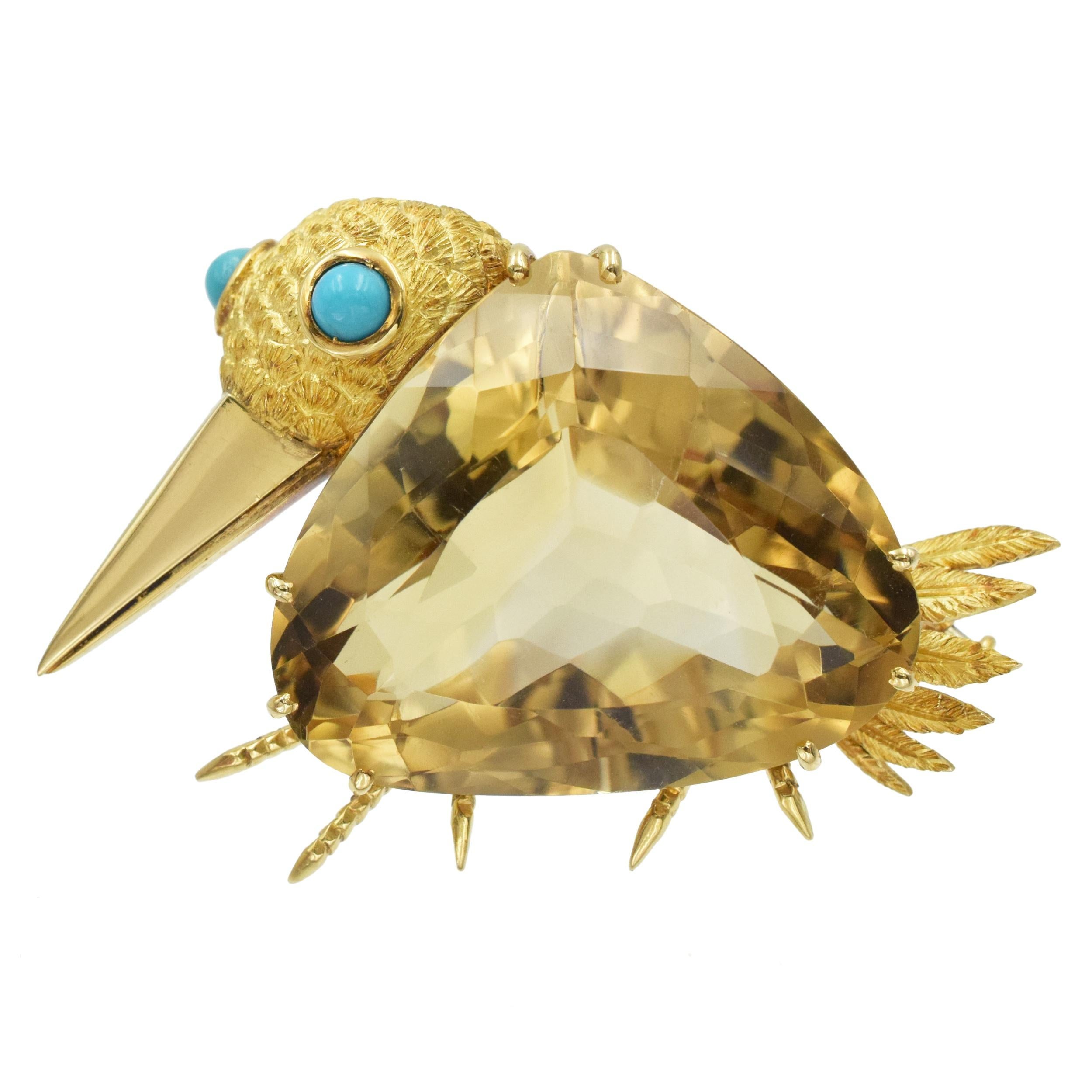 Cartier whimsical Bird brooch in 18k yellow gold. This vintage brooch features a bird
with citrine body, textured 18k yellow gold feathers, feet and head. The eyes set with two round cabochon cut turquoises. Equipped with double pin. Inscribed: