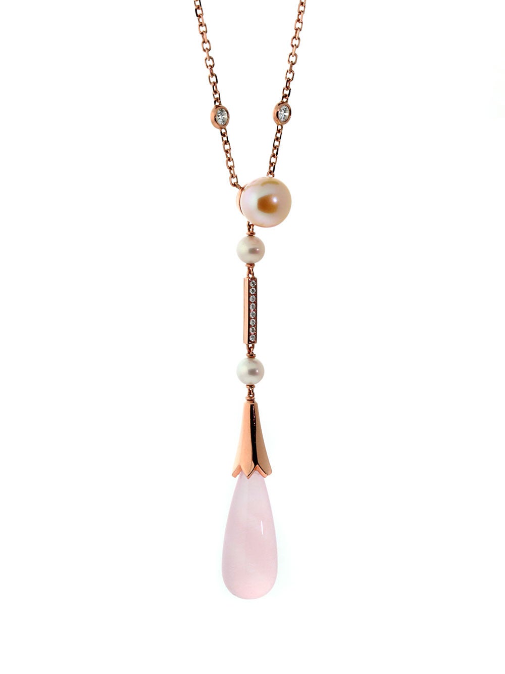 Un chef-d'œuvre de Cartier comprenant un somptueux quartz rose (17,7 ct), les plus beaux diamants ronds de taille brillant de Cartier (.24 ct), et de multiples perles (6,8 ct), le tout serti en or rose 18k.

Longueur du collier : 15 3/4″
Dimensions