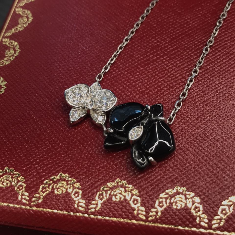 The queen of flowers, the orchid has been meticulously rendered out of 18k white gold and onyx in this Caresse d'Orchidees par Cartier necklace. Utilizing the motif of the orchid, the delicate shape of the flower is enhanced by diamonds totaling