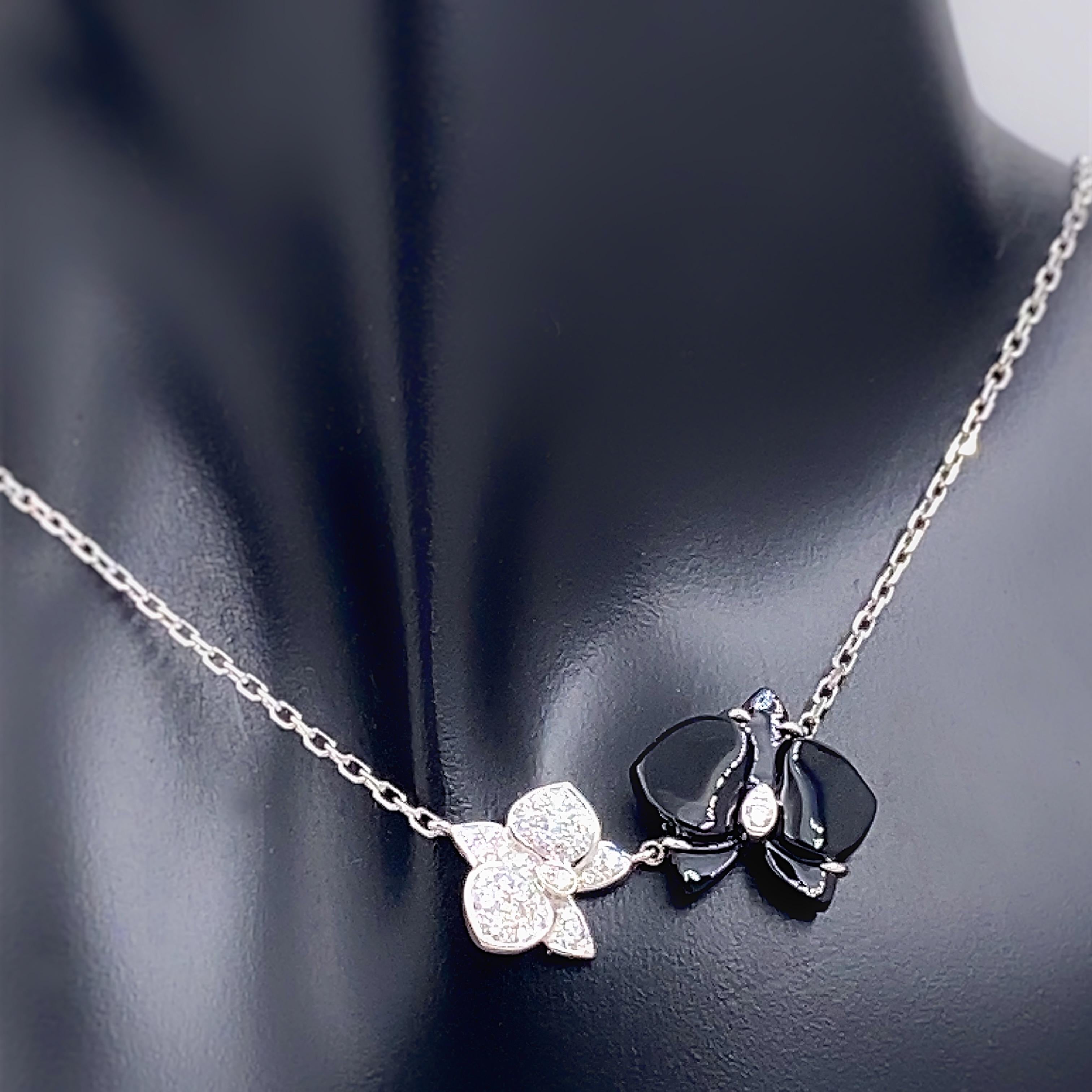 Cartier Weiß Schwarze Caresse d''Orchidees Blume Diamant Onyx Anhänger Halskette im Zustand „Hervorragend“ im Angebot in San Diego, CA