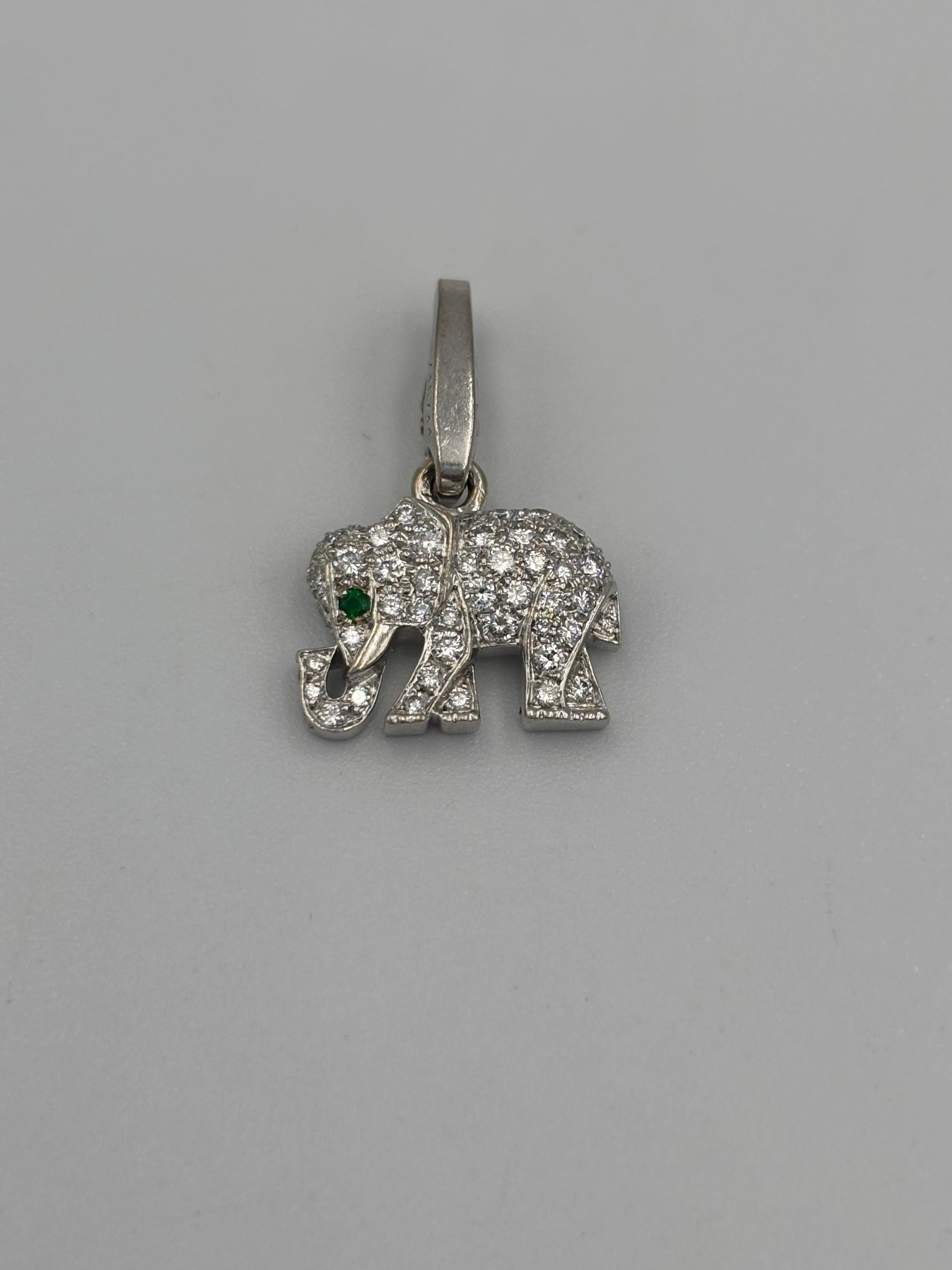Questo delizioso ciondolo Cartier degli anni '90 ha la forma di un elefante. Simbolo di saggezza, potere e fortuna, l'elefante è un disegno classico utilizzato da Cartier. In questo caso è realizzato in oro bianco 18 carati e ornato con diamanti a
