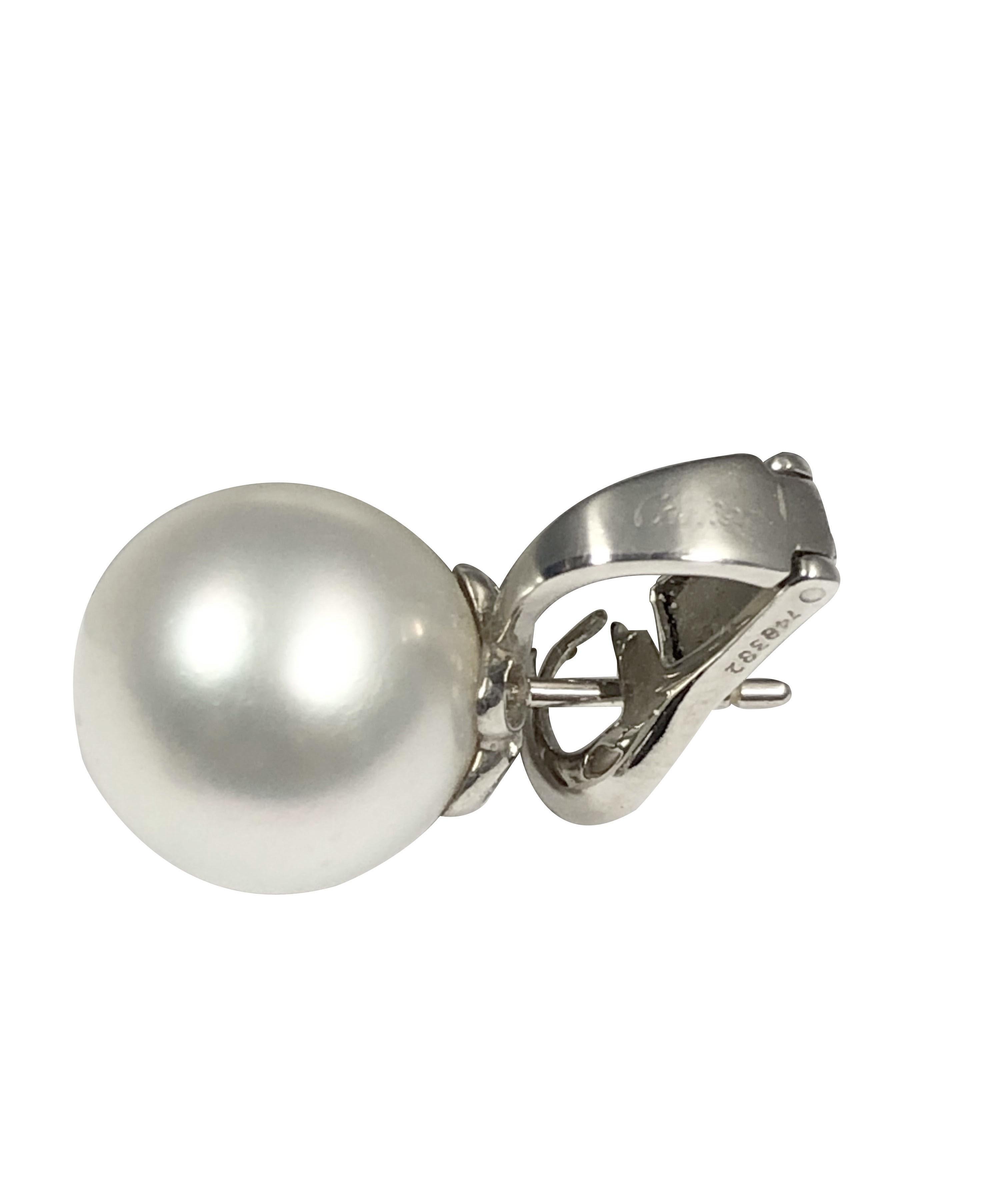 Cartier White Gold and Pearl Earrings In Excellent Condition For Sale In Chicago, IL