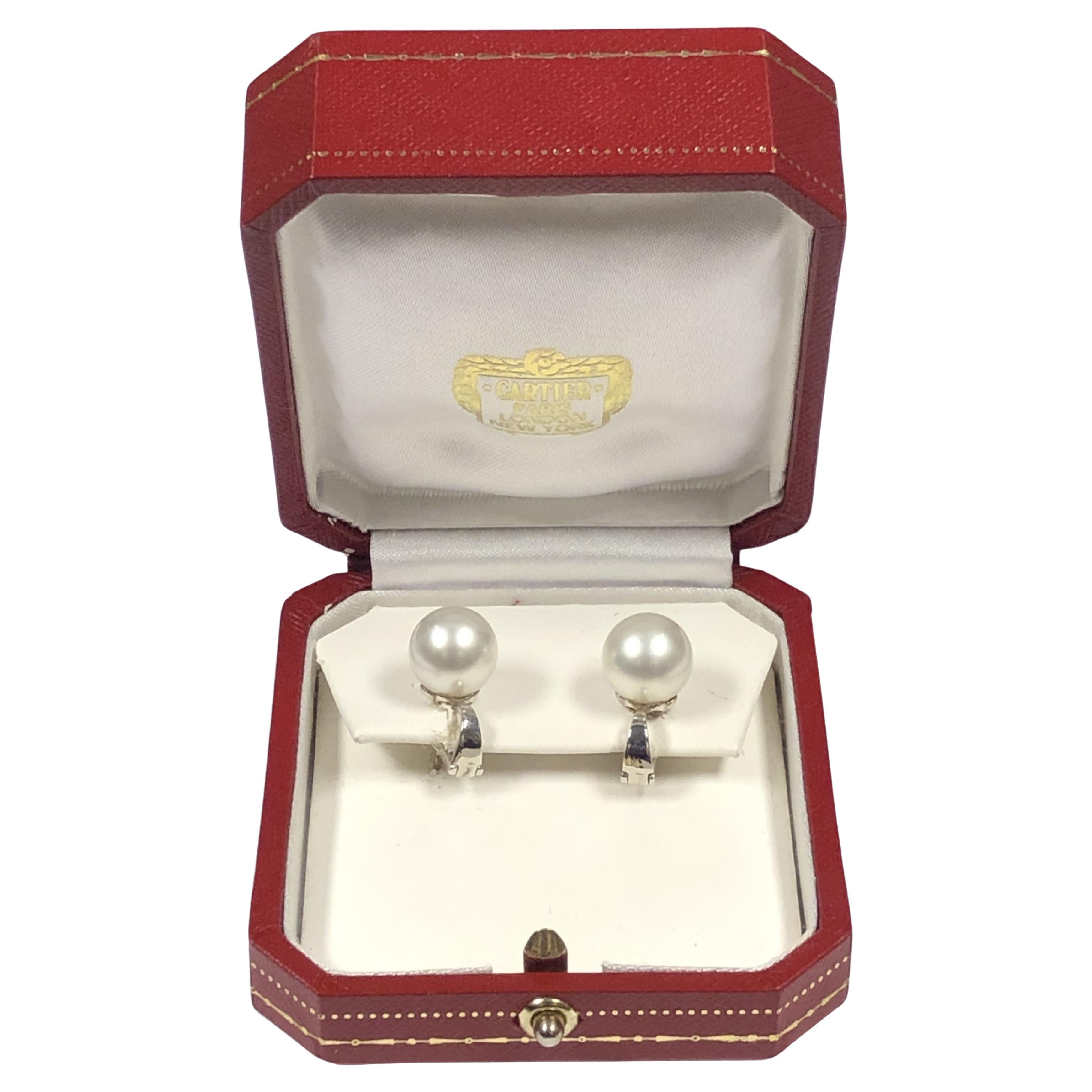 Cartier Ohrringe aus Weißgold und Perlen im Angebot