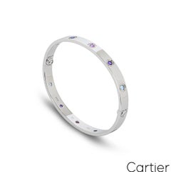 Cartier Weißgold Love-Armband mit farbigen Steinen, Größe 17 B6036317