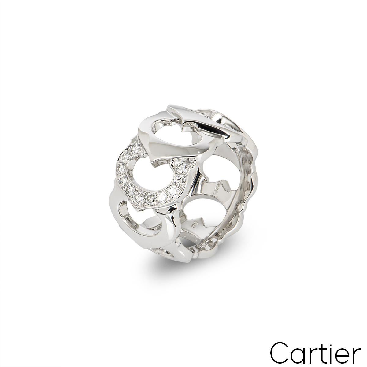 Une belle bague vintage en or blanc 18k par Cartier de la collection C de Cartier. La bague ajourée présente 9 motifs en forme de C emboîtés, dont l'un est serti de 11 diamants ronds de taille brillant d'une valeur totale d'environ 0,25 ct. La bague