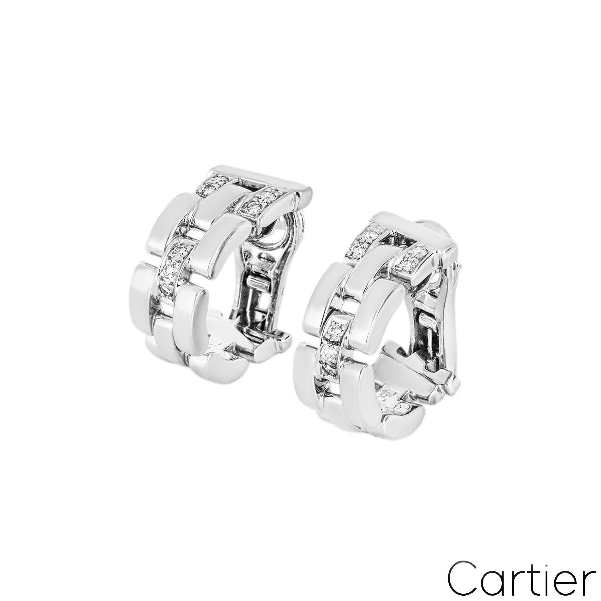 Paire de boucles d'oreilles Maillon Panthère en or blanc 18 carats de Cartier. Chaque boucle d'oreille de style cerceau est composée de maillons plats emblématiques en or blanc massif avec 3 intersections de diamants sertis, d'une valeur totale