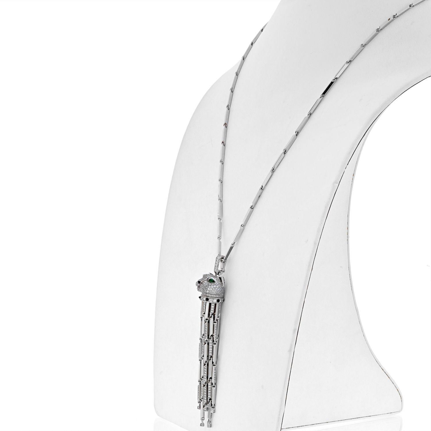 Pendente a nappina Panthere di Cartier con smalto nero, onice nera e diamanti rotondi incastonati, colore F/G, purezza VVS-VS; gli occhi sono incastonati con smeraldi a forma di pera; catena pendente incisa, cauzione Panthere incisa; 98,7