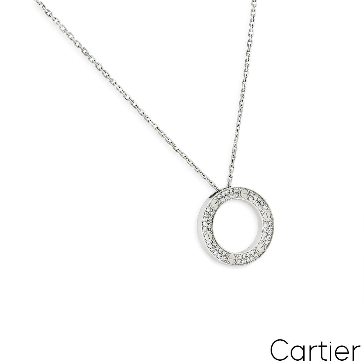 Un collier en or blanc 18 carats de Cartier de la collection Love. Le pendentif est composé d'un motif circulaire ouvert, avec les vis emblématiques de Cartier, et enfin serti de 54 diamants ronds de taille brillant, pour un total de 0,34ct. Le mot