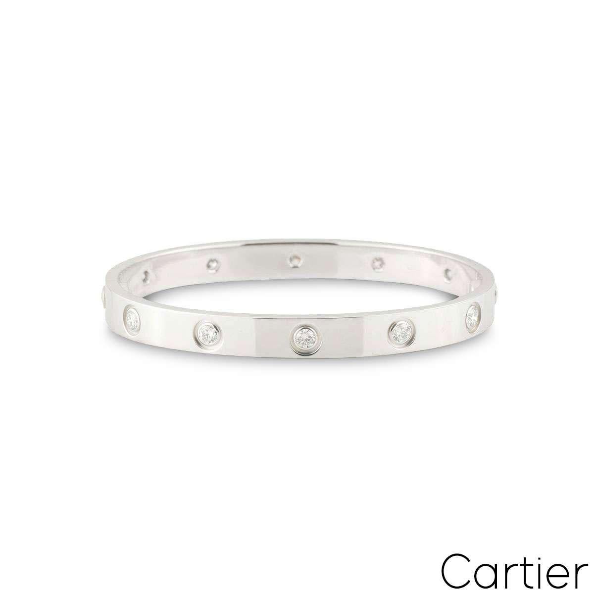 Un bracelet Cartier en or blanc 18 carats et plein de diamants, de la collection Love. Le bracelet est serti de 10 diamants ronds de taille brillant circulant sur le bord extérieur dans une monture en rubis. Ce bracelet est de taille 17, présente le