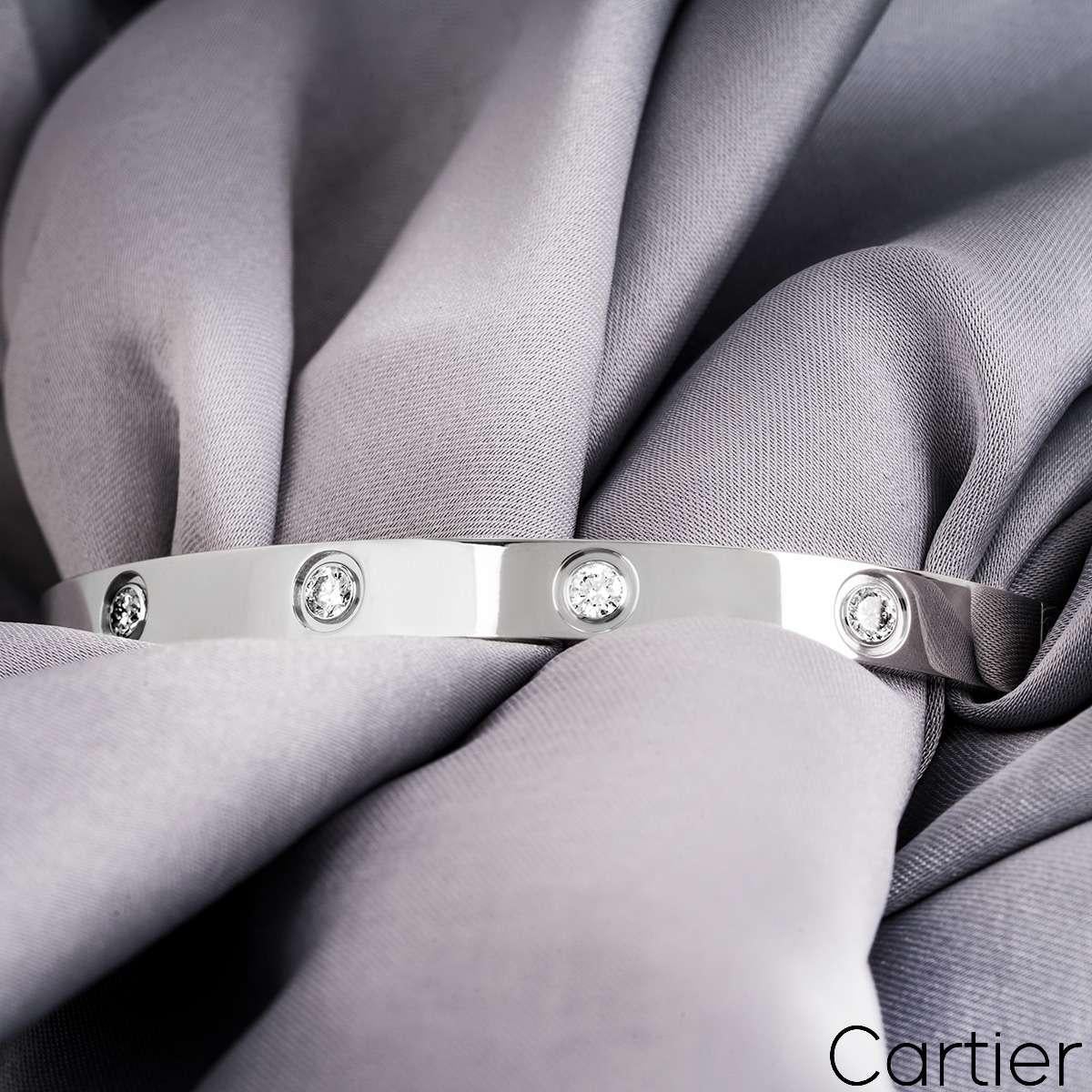 Cartier Bracelet Love en or blanc et diamants, taille 17 B6040717 Excellent état - En vente à London, GB