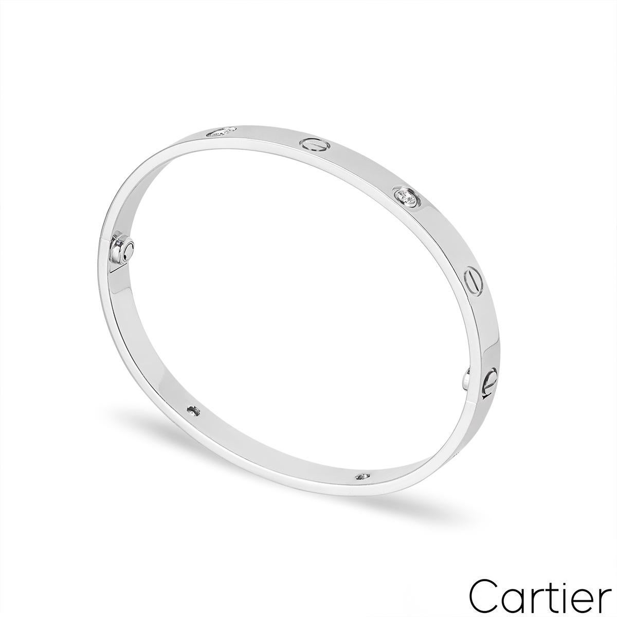 Un bracelet demi diamant en or blanc 18k de Cartier de la collection Love. Le bracelet comprend les motifs emblématiques de la vis sur le bord extérieur alternant avec 4 diamants ronds de taille brillant, d'un poids total de 0,42ct. Le bracelet, de