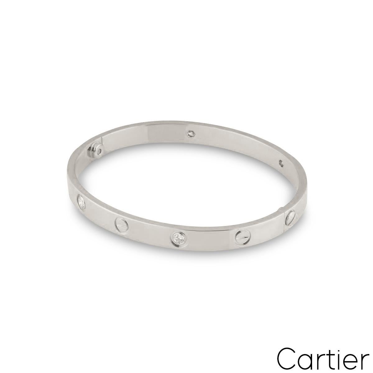 Taille ronde Cartier Bracelet d'amour en or blanc et demi diamants, taille 18 B6035818 en vente