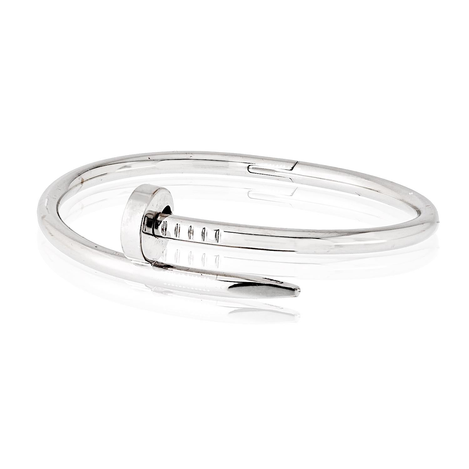 Ce bracelet d'occasion Cartier Juste Un Clou, en or blanc 18 carats, de taille 15, est en excellent état. Un design audacieux et emblématique, le bracelet inspiré des clous incarne l'élégance moderne et le côté tranchant. Il est accompagné d'une