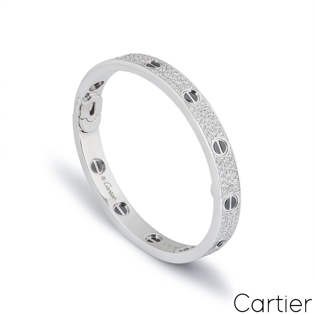 Superbe bracelet en or blanc 18 carats, diamants et céramique, signé Cartier, de la collection Love. Le bracelet en céramique noire est serti des motifs de vis emblématiques sur le pourtour extérieur, et 204 diamants ronds de taille brillant sont