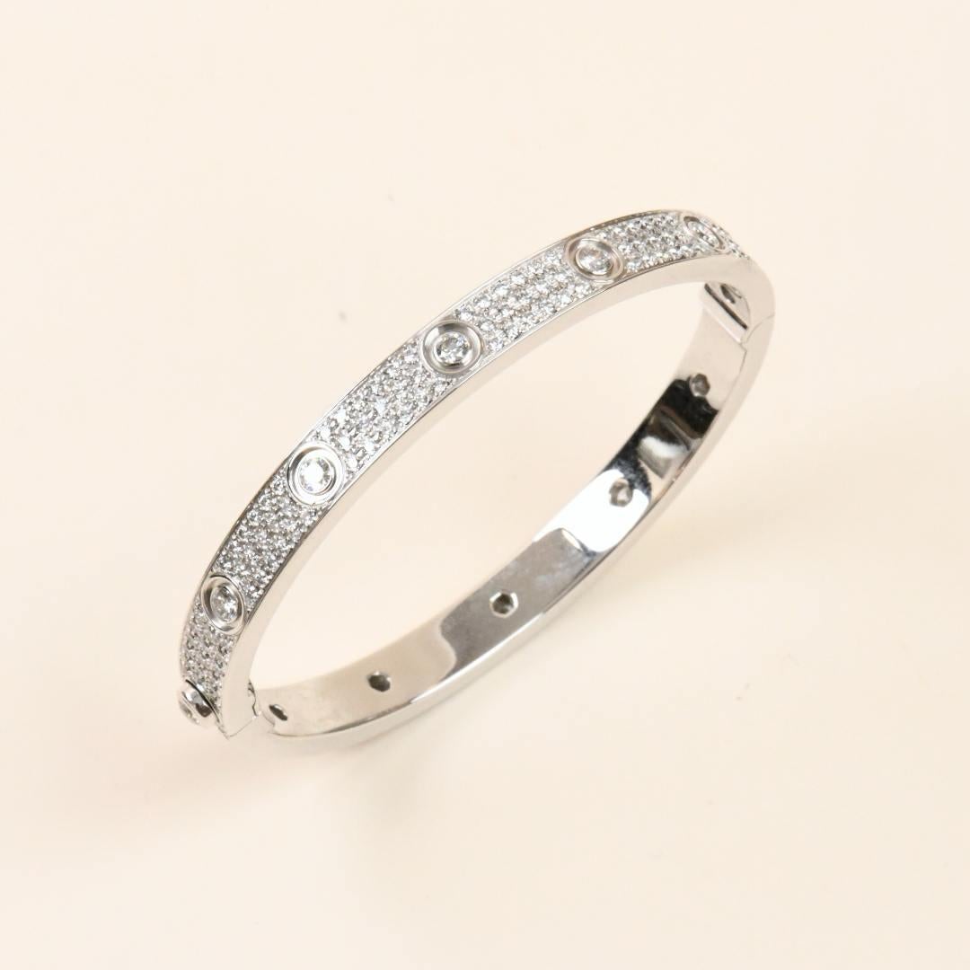 Cartier Bracciale dell'amore in oro bianco con pavé di diamanti misura 17 in vendita 2