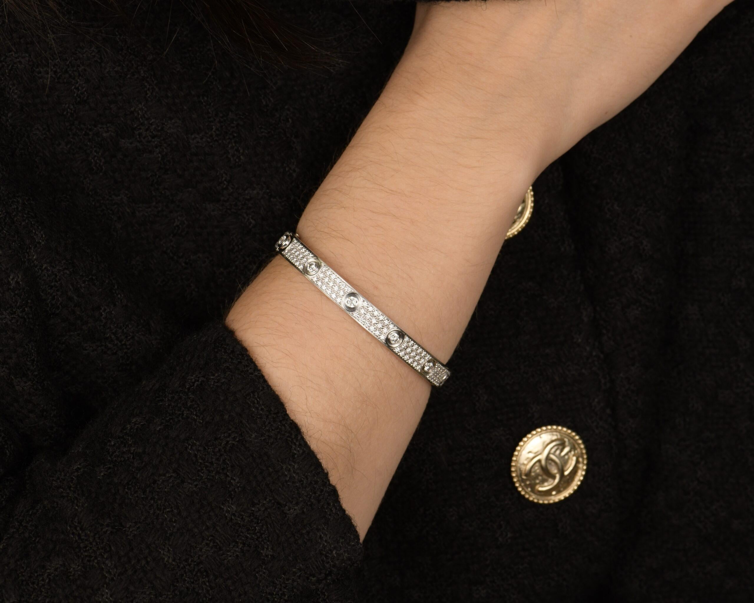 Cartier Weißgold Love-Armband mit Pavé-Diamanten, Größe 17 für Damen oder Herren im Angebot
