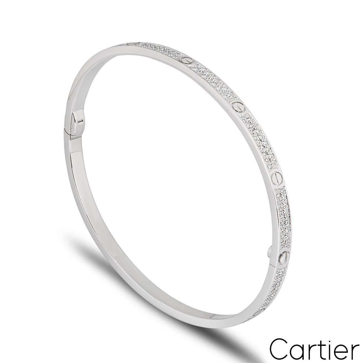 Un bracelet Cartier en or blanc 18 carats et diamants de la collection Love. Comprenant les motifs iconiques de la vis, ce bracelet est agrémenté de 177 diamants ronds de taille brillant sertis en pavé, d'un poids total de 0,95ct. Le bracelet est de