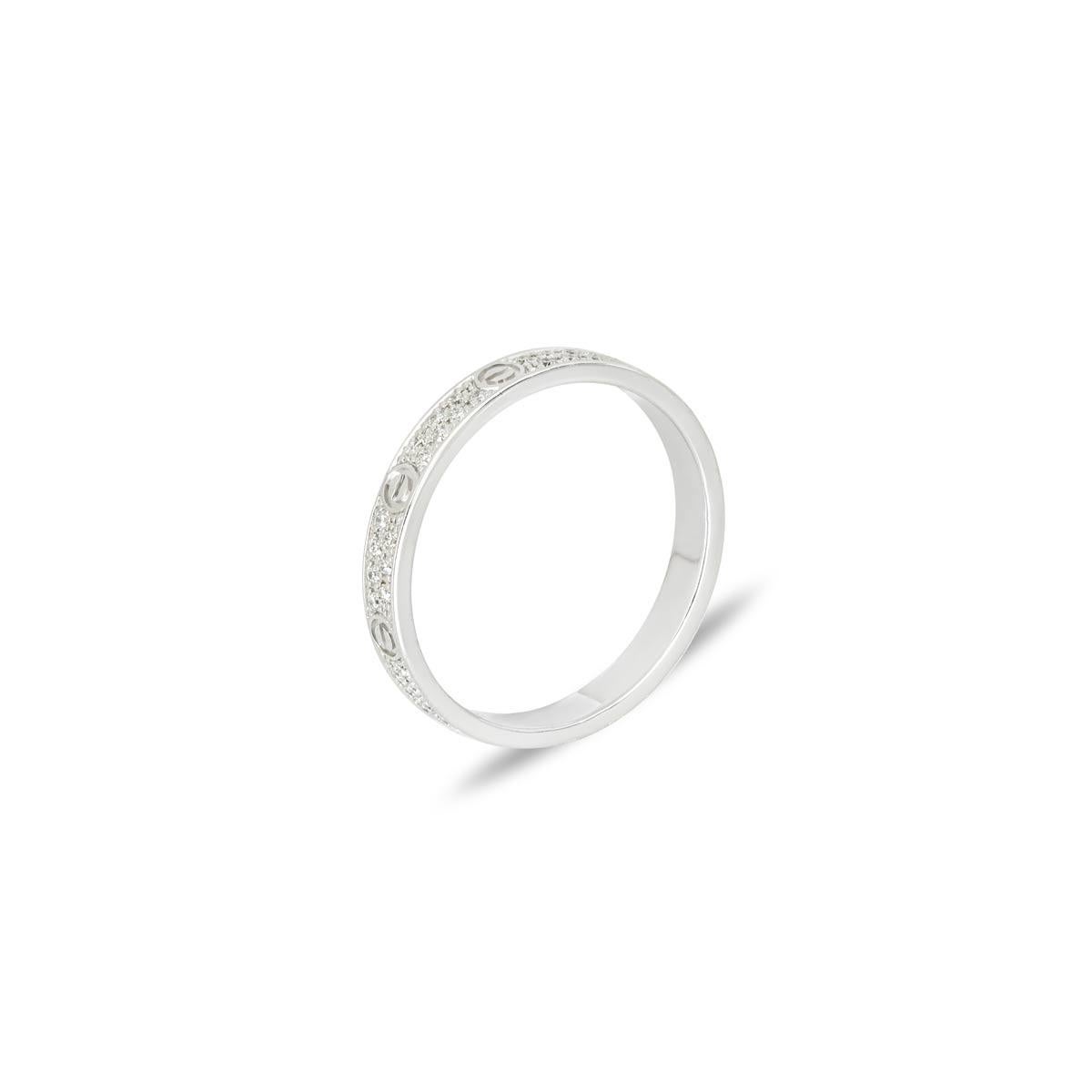 Anillo modelo pequeño de oro blanco de 18 quilates con pavé de diamantes de la colección Love de Cartier. El anillo consta de los icónicos motivos de tornillos Cartier y 72 diamantes redondos de talla brillante, con un total de 0,19 ct, engastados