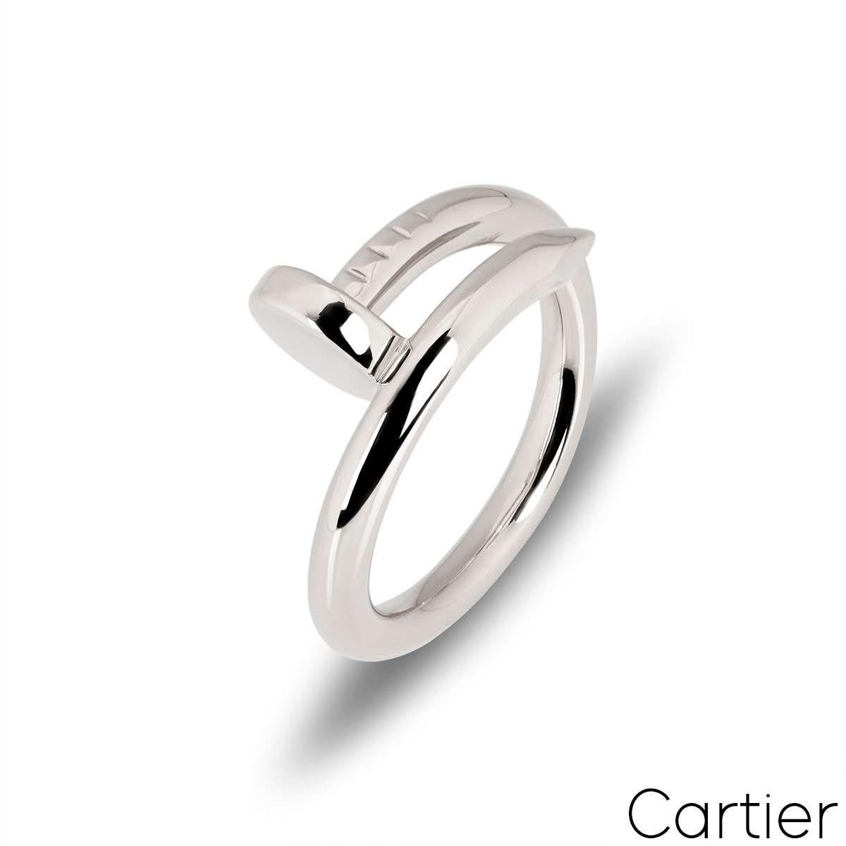 Ein Ring Juste un Clou aus 18 Karat Weißgold von Cartier. Der Ring ist mit einem Nagelkopf an der einen Spitze und einem Nagelende an der anderen Spitze umwickelt. Der Ring hat die Größe UK K½ - EU 50 und ein Bruttogewicht von 7,96 Gramm.

Kommt