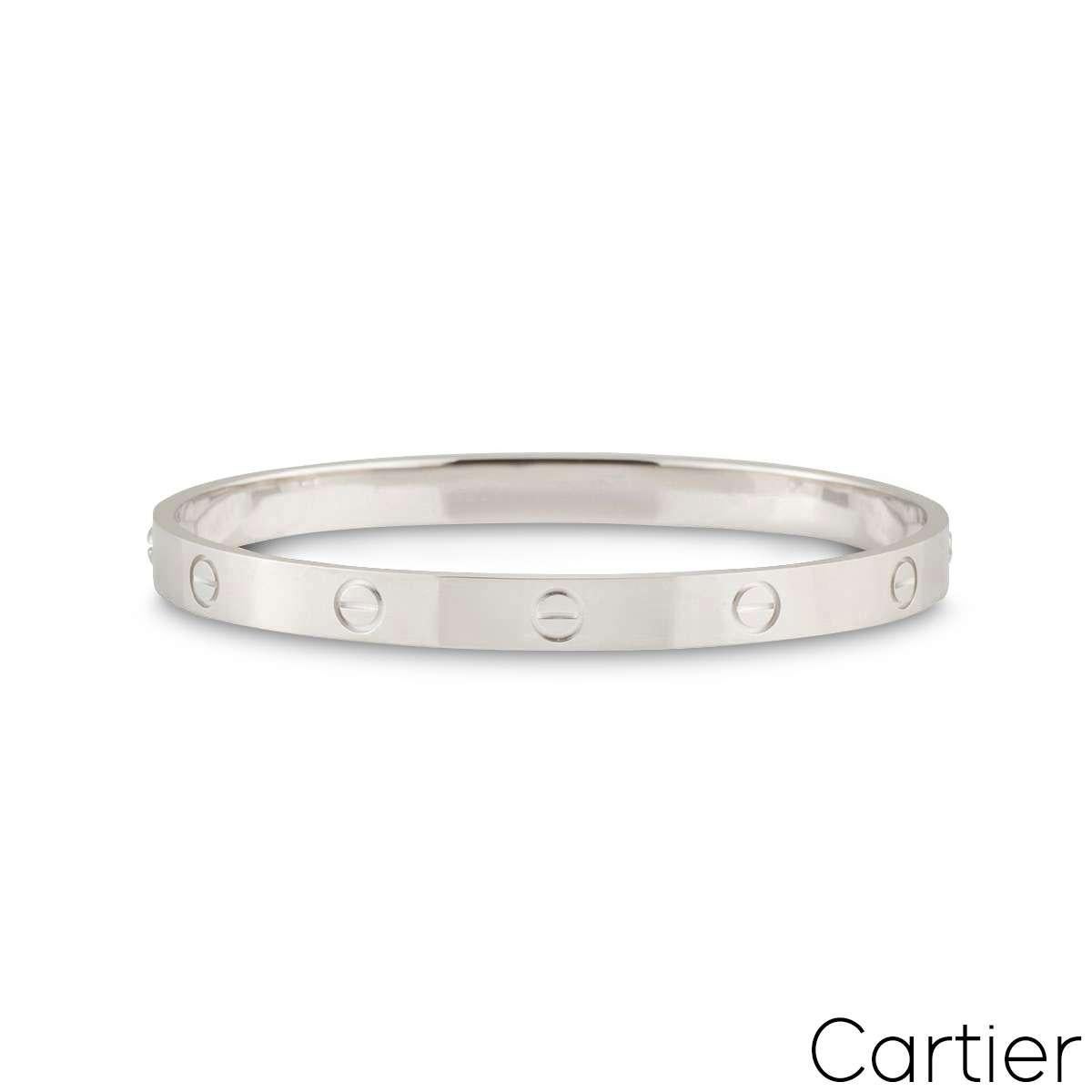 Un bracelet Cartier en or blanc 18 carats de la collection Love. Le bracelet comporte les motifs emblématiques de la vis sur le bord extérieur. Le bracelet est de taille 18, présente le nouveau style de fixation à vis et a un poids brut de 33,40