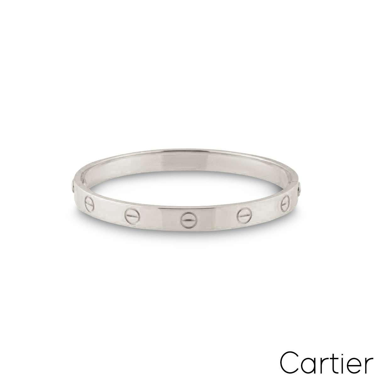 Un bracelet Cartier en or blanc 18 carats de la collection Love. Le bracelet comporte le motif à vis emblématique de Cartier sur le bord extérieur. De taille 20, doté de l'ancien système de fermeture à vis, ce bracelet a un poids brut de 38,17