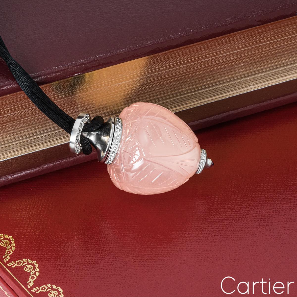 Pendentif bouteille de parfum Inde Mystérieuse en or blanc Cartier, quartz rose et diamant en vente 6