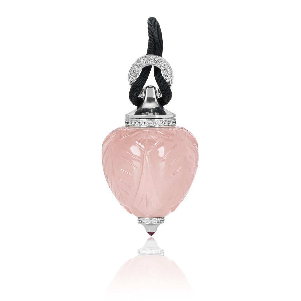 Pendentif bouteille de parfum Inde Mystérieuse en or blanc Cartier, quartz rose et diamant Pour femmes en vente