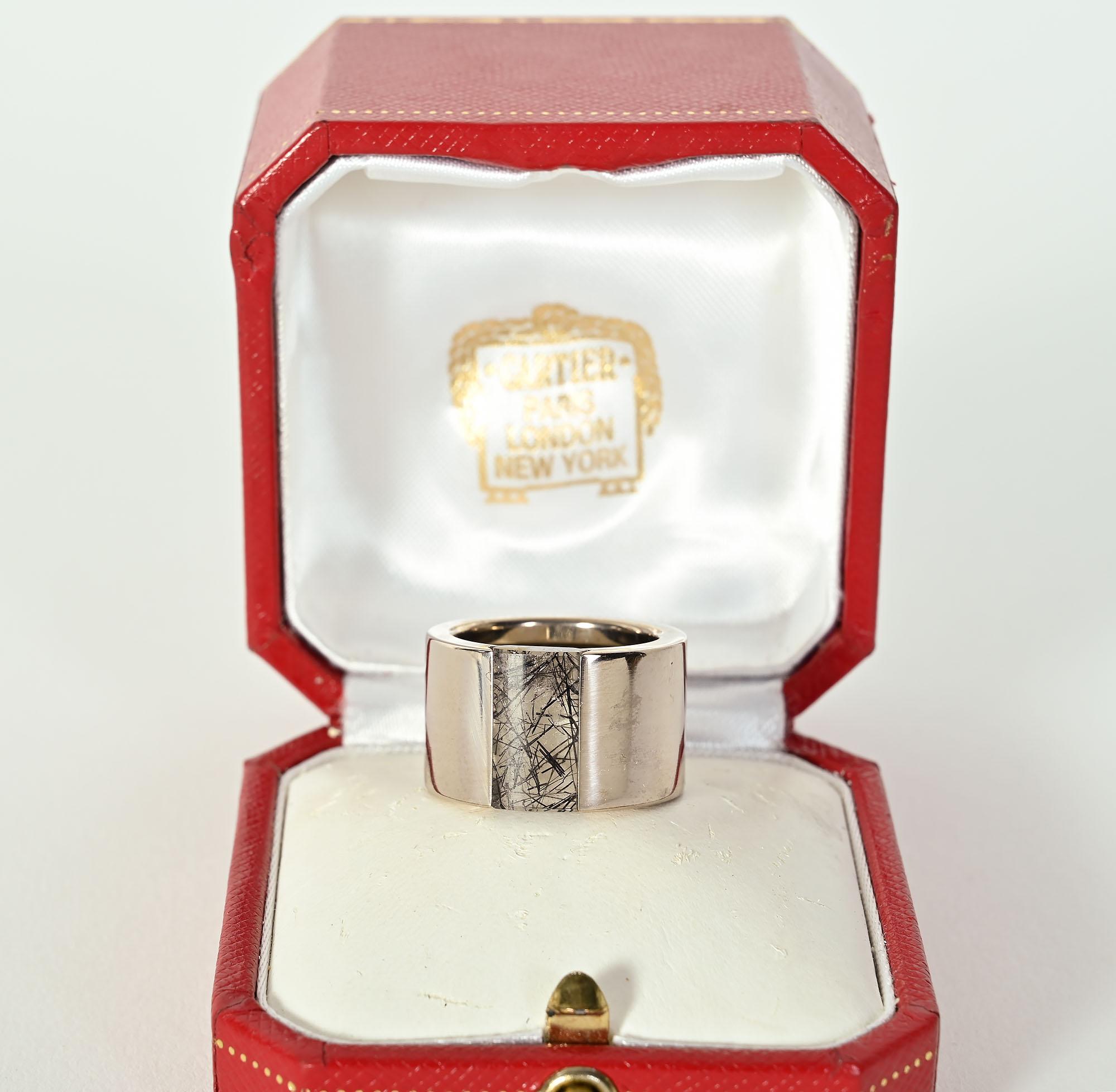 Cartier Weißgold Breiter Bandring aus Weißgold mit gerafftem Quarz (Cabochon) im Angebot