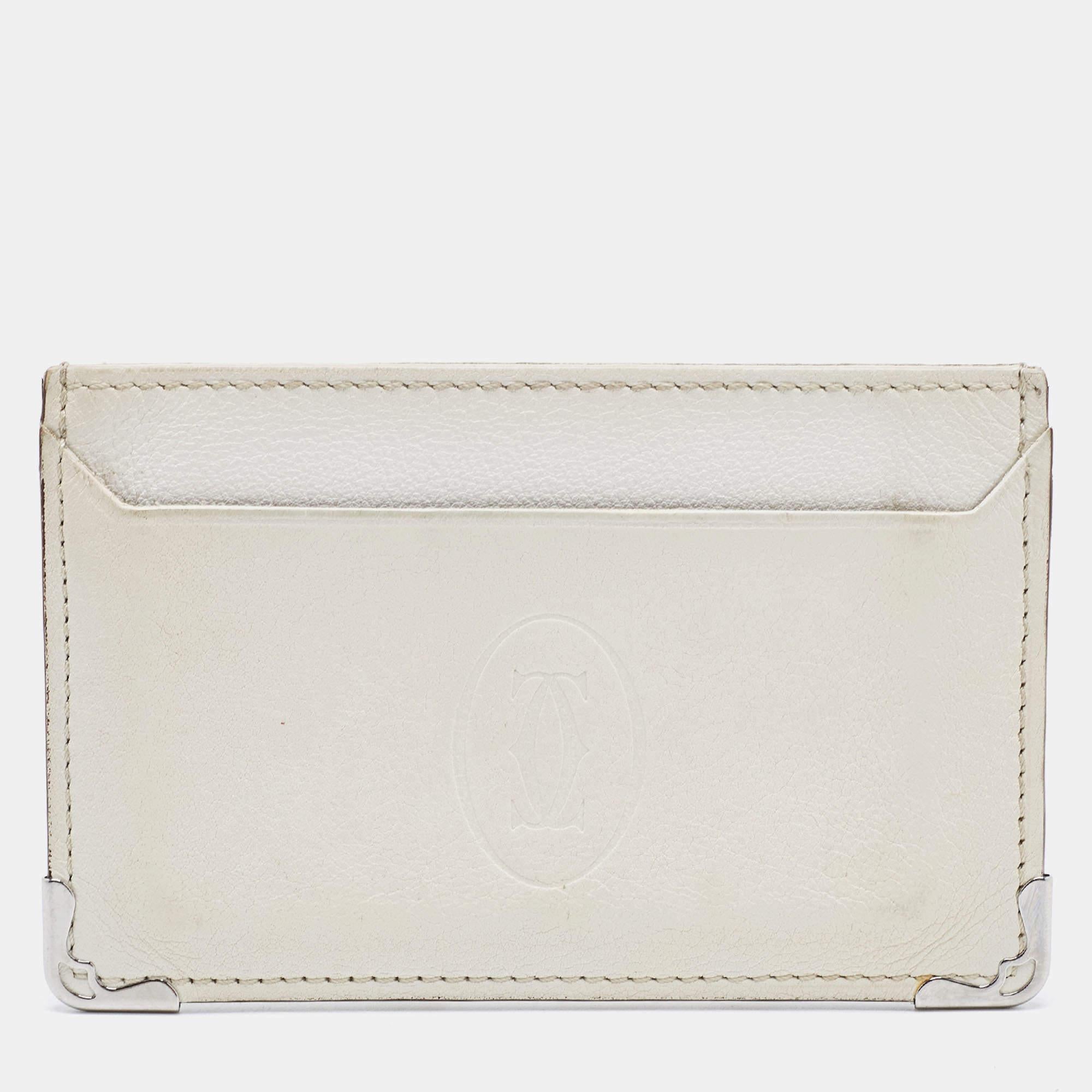 Complete your collection of accessories with this stunning Cartier creation. Crafted from leather in a timeless white hue, the cardholder is styled with multiple slots.

