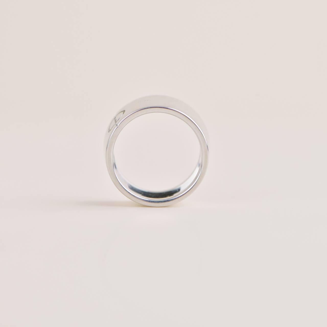 SKU	AT-2512
Comes With	Pouch Only
Model	B4072753
Serial Number	FR****
Metal	18k White Gold
Weight	11.79 g
Ring Size	53 
Condition	Excellent
Other Info	EU:53 , UK: M ½ ,USA: 6.25 
                        Upper width diameter:approx 2cm 
             