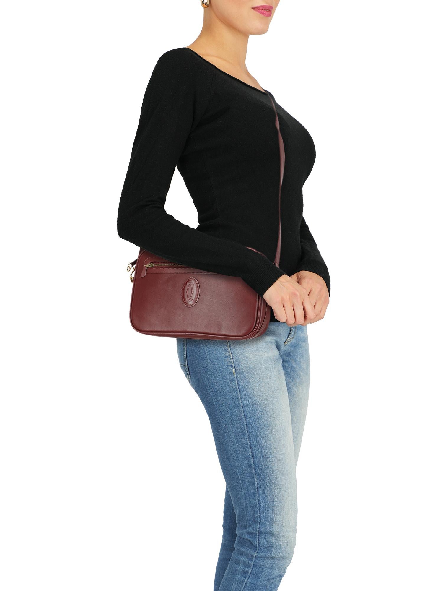 Cross body bag, leather, solid color, front logo, zipper fastening, gold-tone hardware, internal zipped pocket, day bag

Includes:
- Box
- Product care
- Dust bag

Product Condition: Very Good
Lining: negligible residues. Hardware: slightly visible
