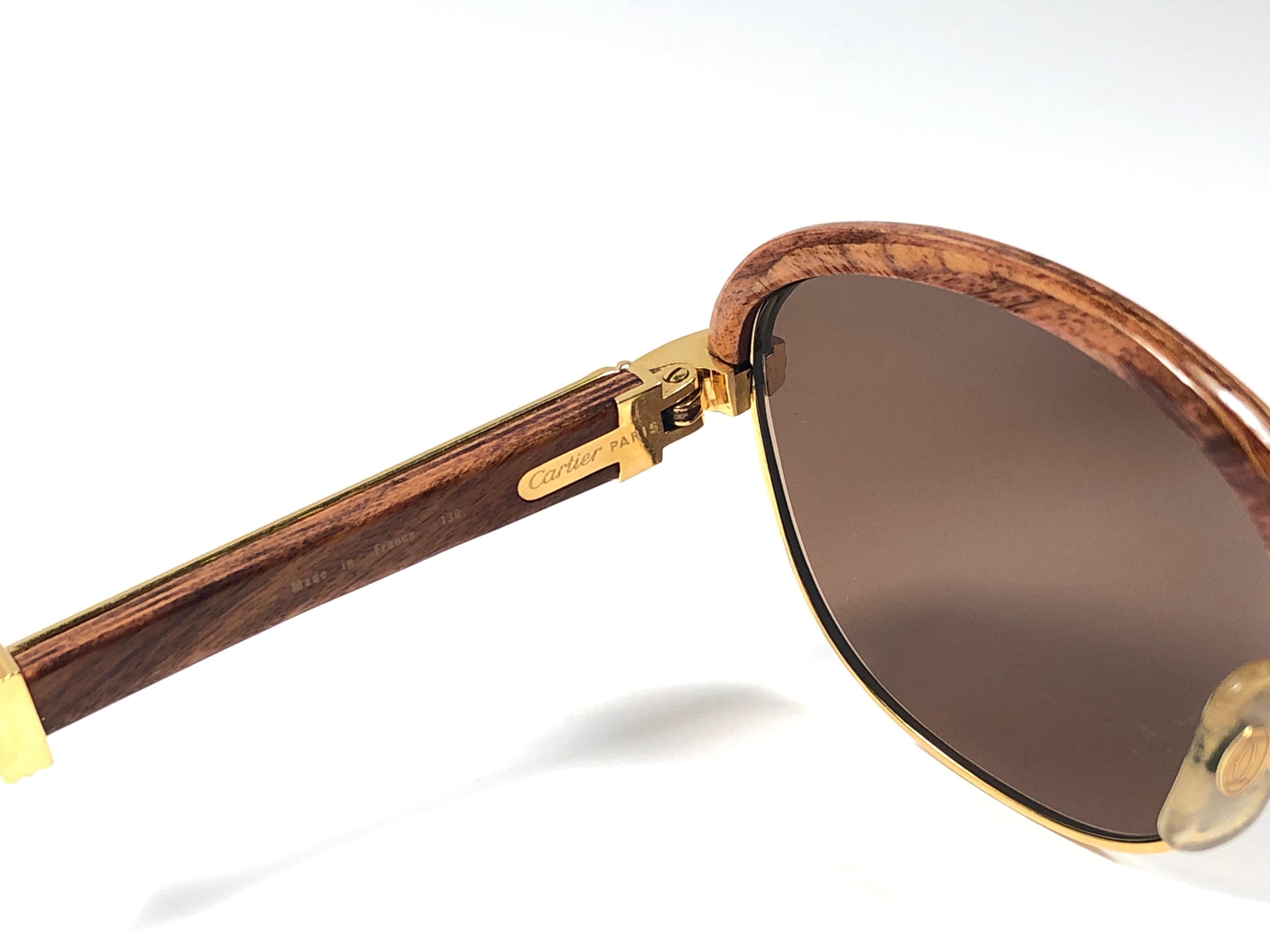 Lunettes de soleil Cartier de 54 mm en bois de Malmaison, bois clair  précieux et or - En vente sur 1stDibs