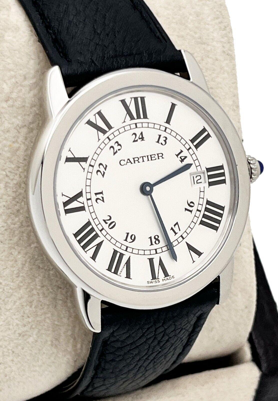 Style Nummer: WSRN0029 / Ref 4319



Jahr: 2021

 

Modell: Ronde Solo

 

MATERIAL des Gehäuses: Rostfreier Stahl 

 

Band: Leder

 

Lünette:  Rostfreier Stahl 

 

Zifferblatt: Silber

 

Gesicht: Saphirglas 

 

Gehäusegröße: 36mm 

 

Enthält:
