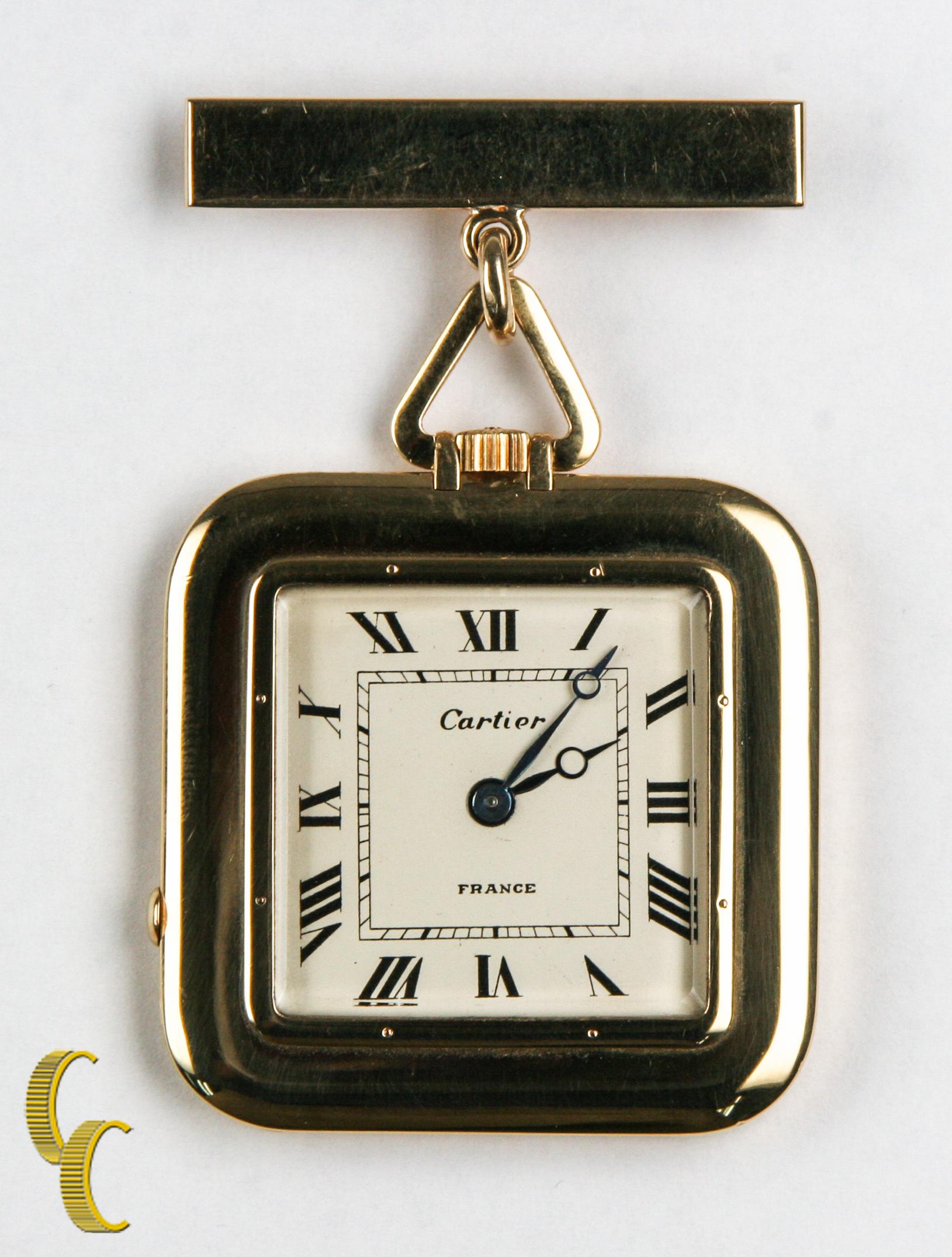 Fabricant : Société Cartier
Type de montre : Répétition à 29 rubis
Numéro de série : 3169
Numéro de dossier : 72 198
Boîtier carré en or jaune de Cartier
Le boîtier est doté d'un levier extractible, situé à 8 heures, qui permet d'activer la fonction