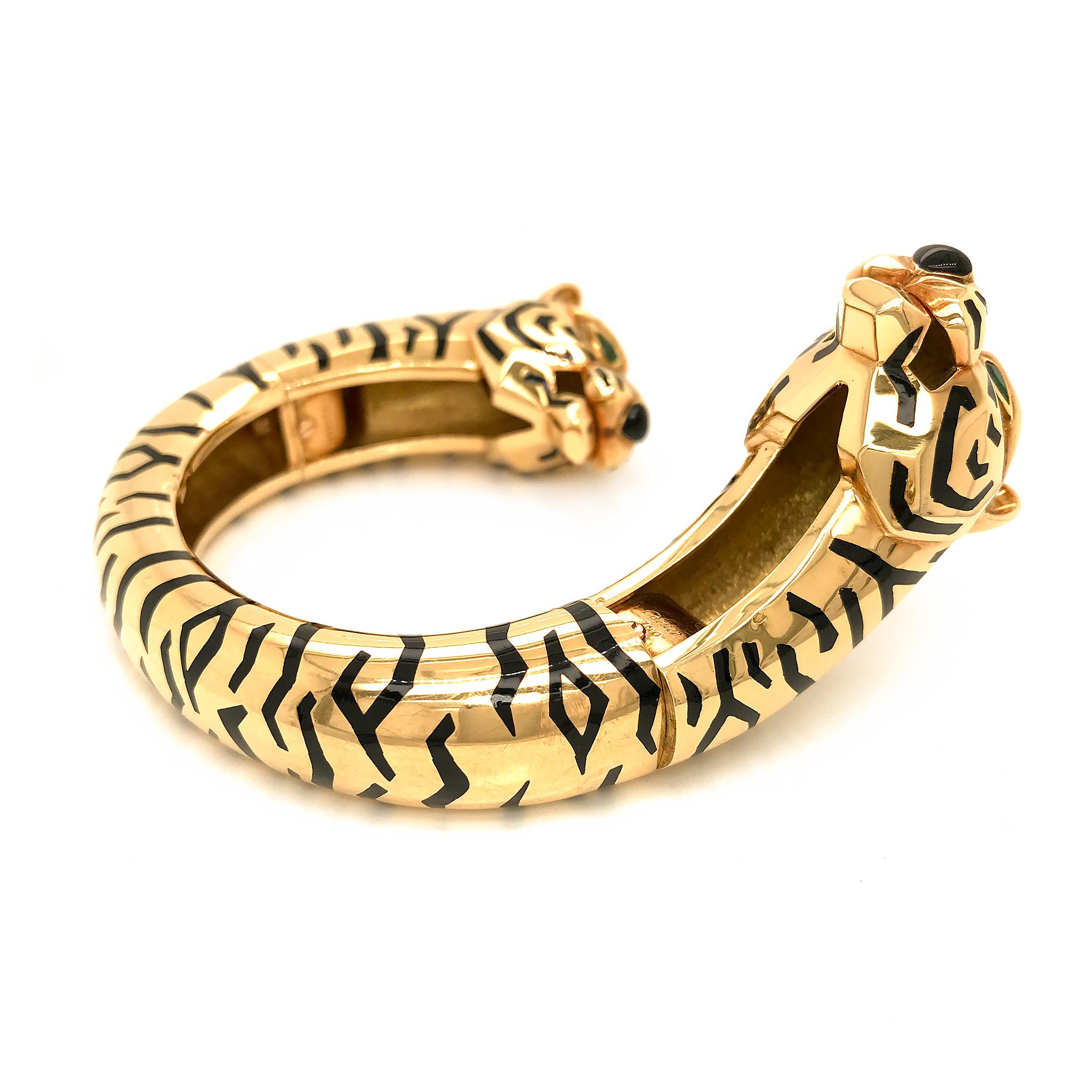 Cartier's famous panther bracelet is a must-have for jewelery.
As early as the year 1918, Jeanne Toussaint, creator at Cartier, made it the founding myth of the jeweler, it is inseparable from the
Cartier House.

Here for sale the opposing panther