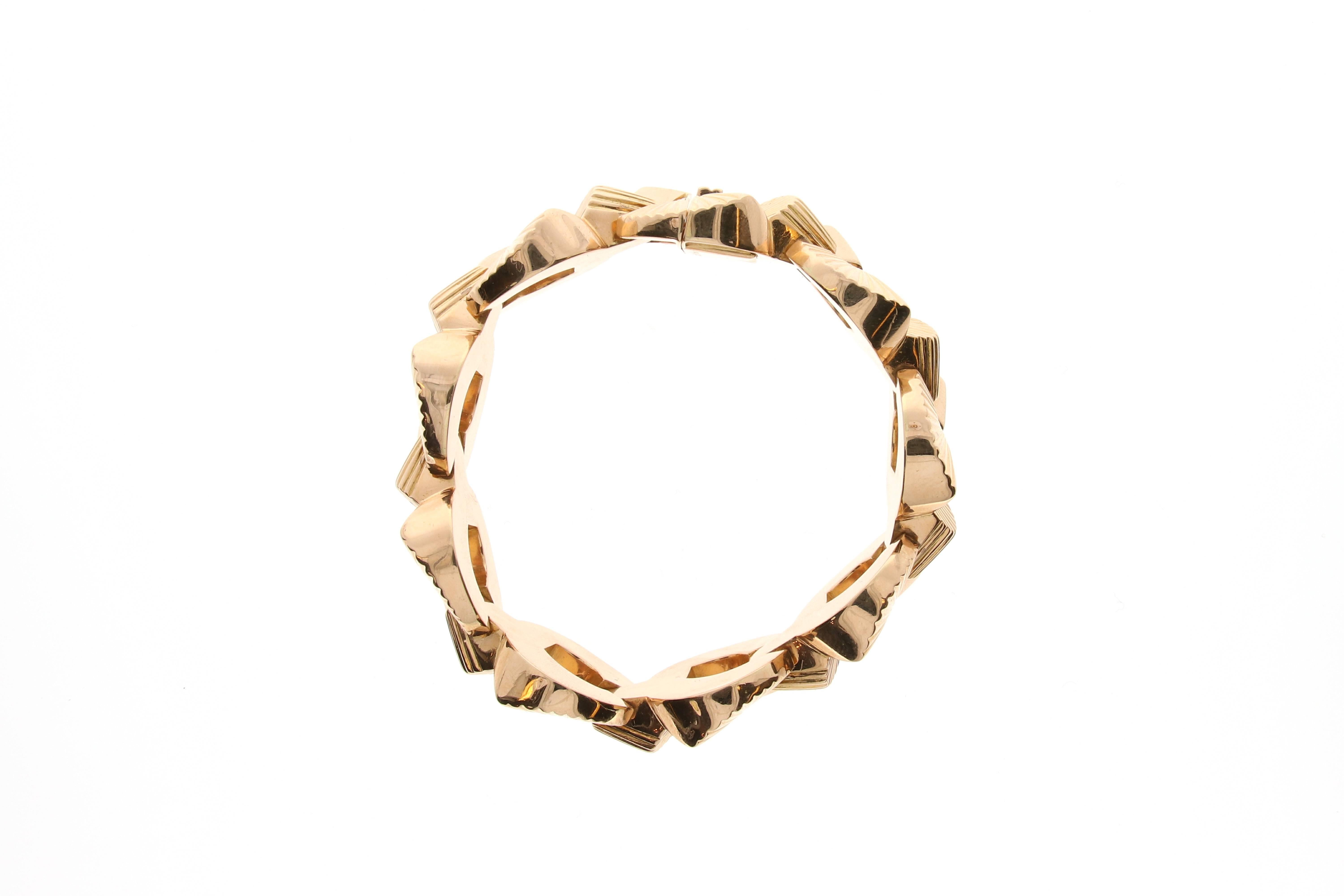 A classy and casual 18 karat yellow gold bracelet, by Cartier.
Designed as a series of textured openwork loops.
Sigend Cariter Paris, French assay marks and makers mark.