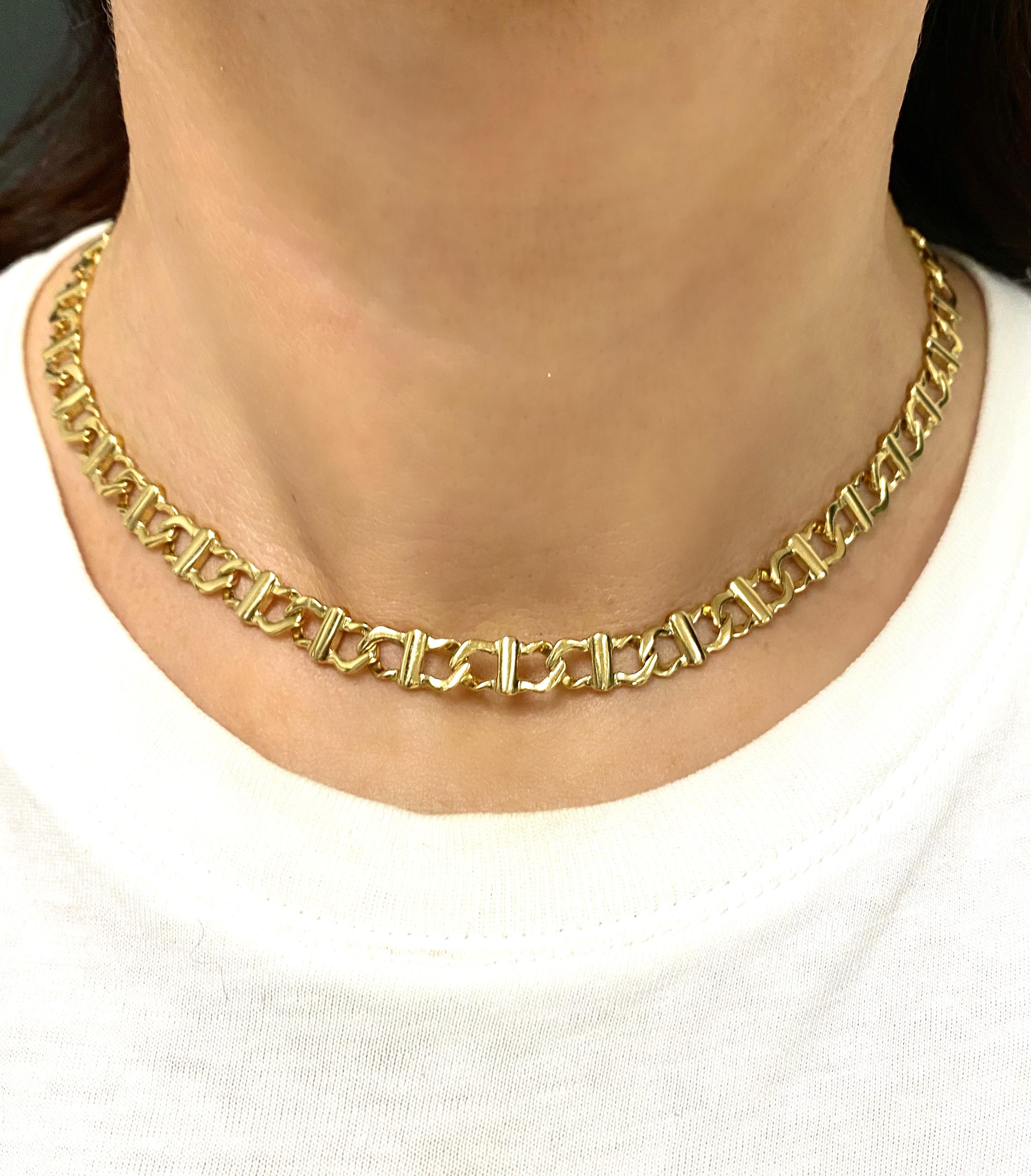 Un excellent collier à chaîne en or jaune de Cartier qui a été réalisé à la fin des années 1980.

Ce lien inhabituel est constitué de deux parties en forme de C emboîtées l'une dans l'autre et reliées par les barres verticales.

C'est un collier