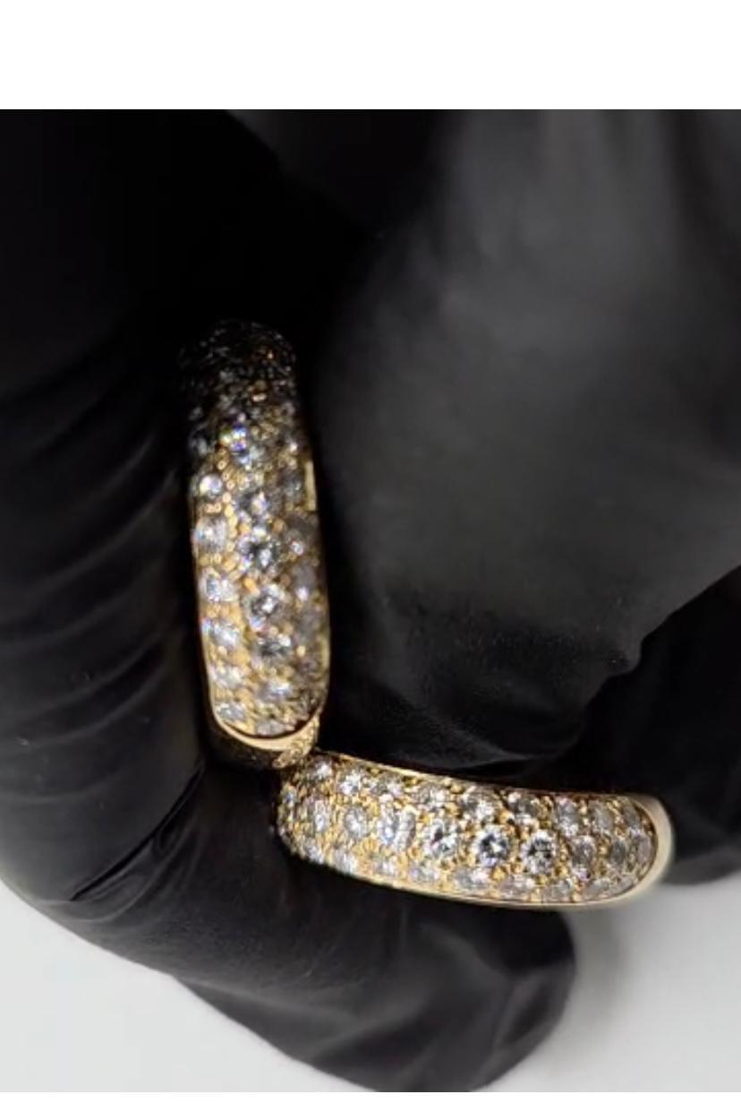Intemporelles et élégantes, ces boucles d'oreilles Cartier incarnent le style et le luxe de la légendaire Maison française. Réalisées en or jaune 18 carats, ces boucles d'oreilles sont rehaussées de diamants brillants étincelants, créant un