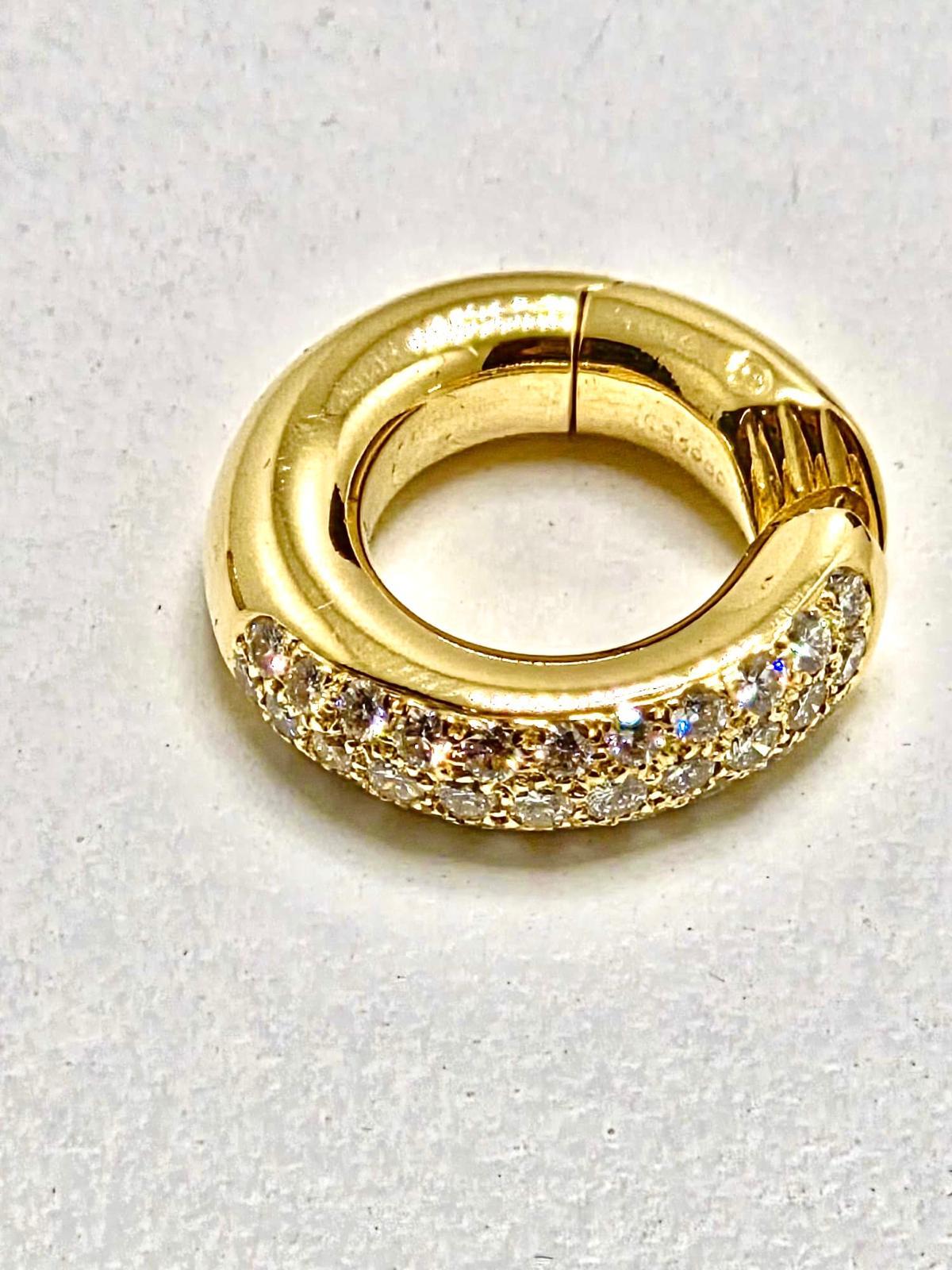 Néoclassique Créoles en or jaune à diamants de Cartier, 1,5 cm, 12,80 g en vente
