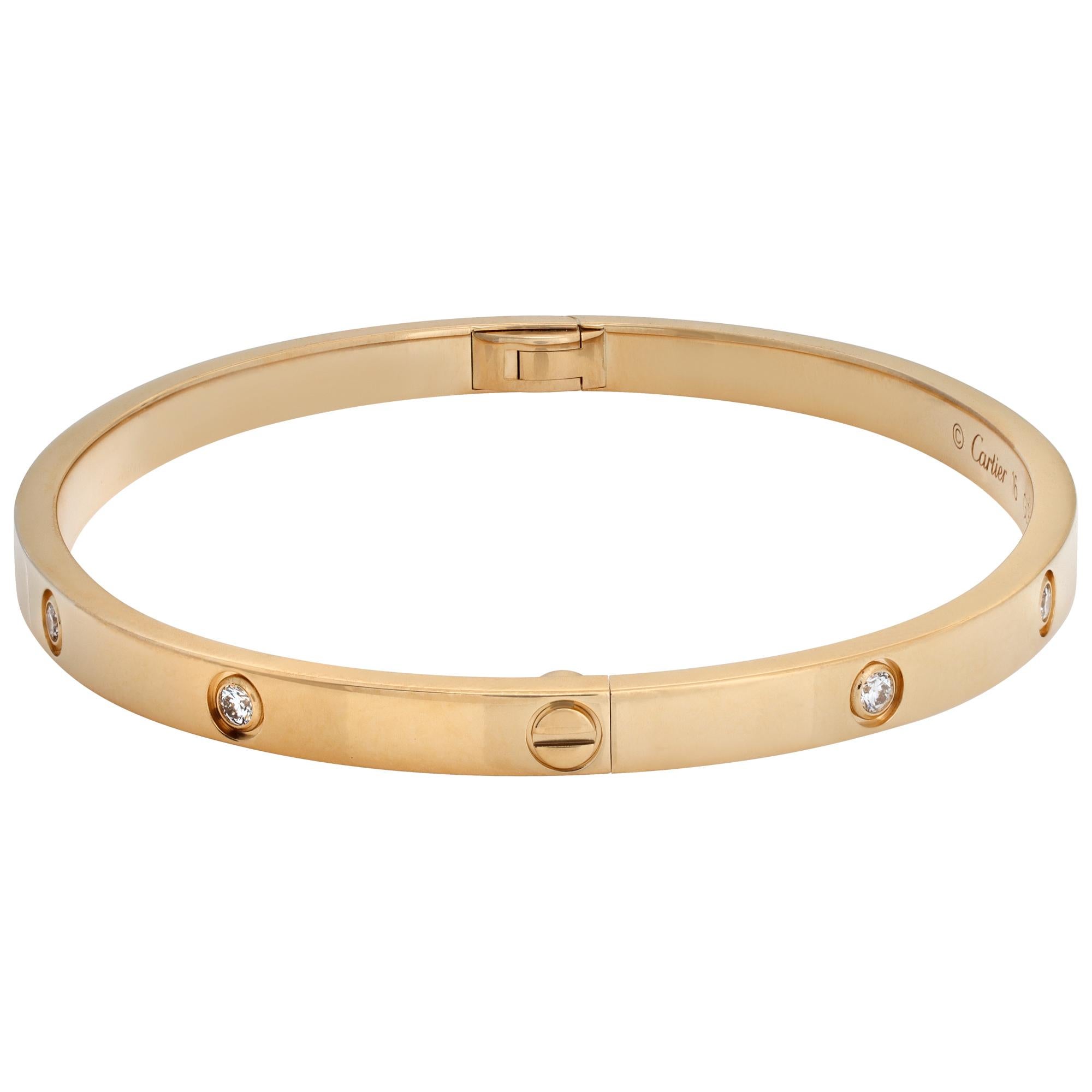 Bracciale Cartier LOVE, modello piccolo, oro giallo 18 carati, con 10 diamanti taglio brillante per un totale di 0,21 carati. Venduto con scatola, cacciavite e ricevuta di lucidatura Cartier datata 26.12.2023. Taglia 16. Rif. B6047817.