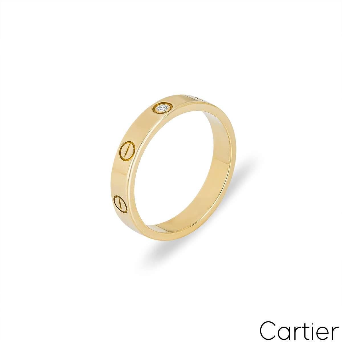 Ein Cartier-Diamant-Trauring aus Gelbgold aus der Collection'S Love. Der Ring besteht aus den ikonischen Cartier-Schrauben und einem einzelnen runden Diamanten im Brillantschliff in der Mitte, der insgesamt 0,02 ct. beträgt. Der Ring hat eine Breite