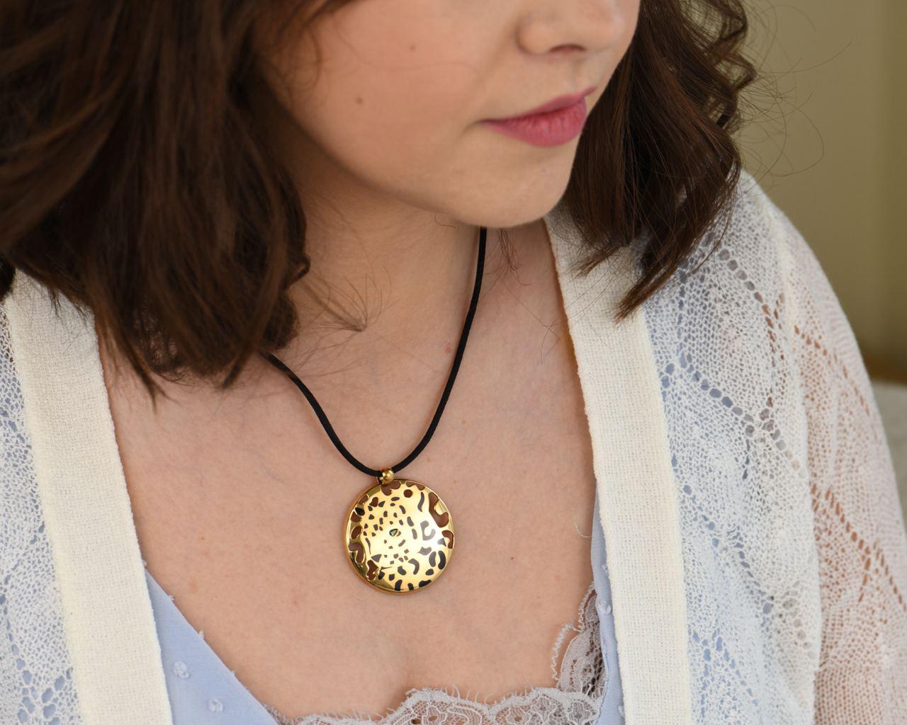 Taglio brillante Cartier - Collana con ciondolo a forma di pantera in oro giallo e smalto - Corde