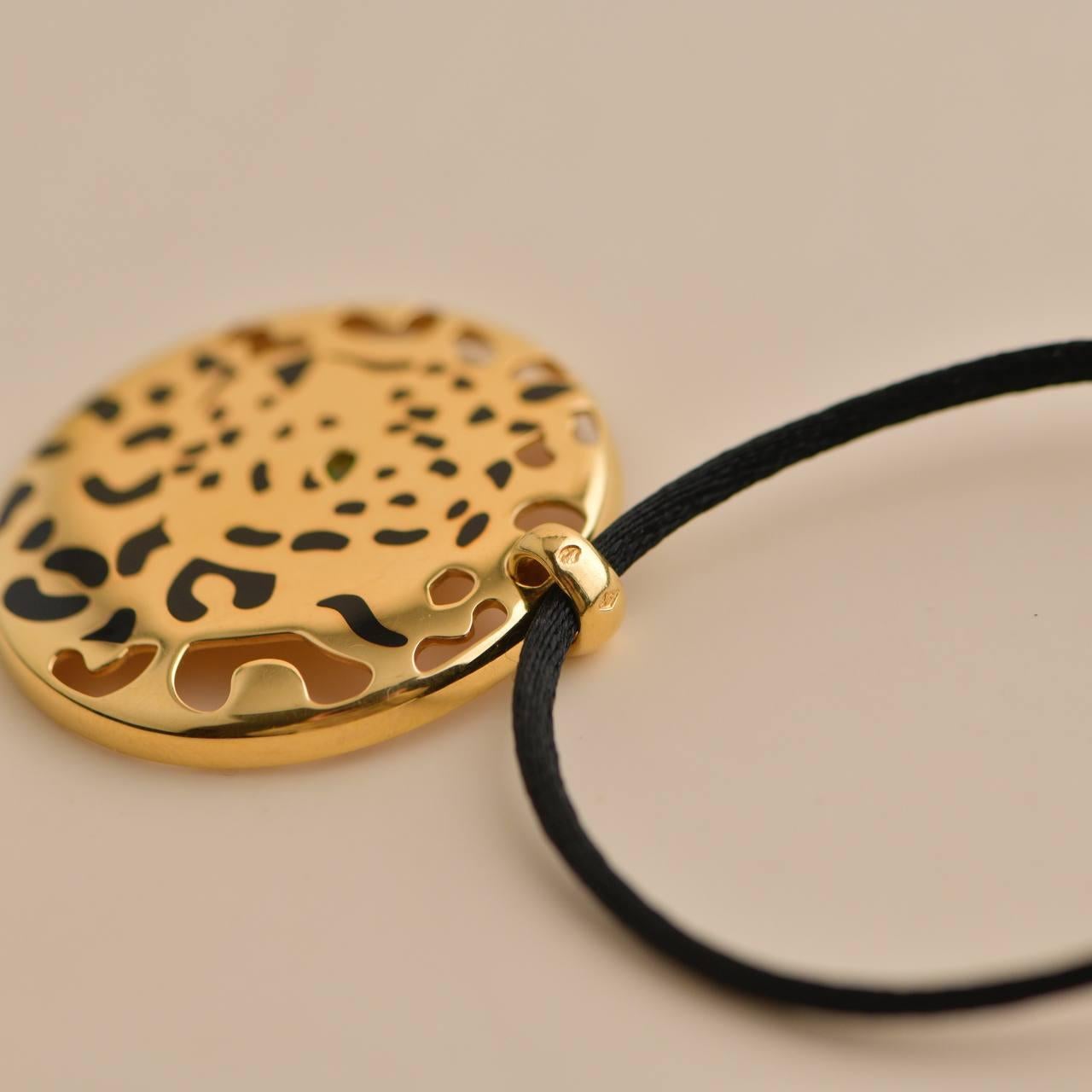 Cartier Gelbgold Emaille Tsavorit Panthere Anhänger Kordel Halskette im Zustand „Hervorragend“ in Banbury, GB