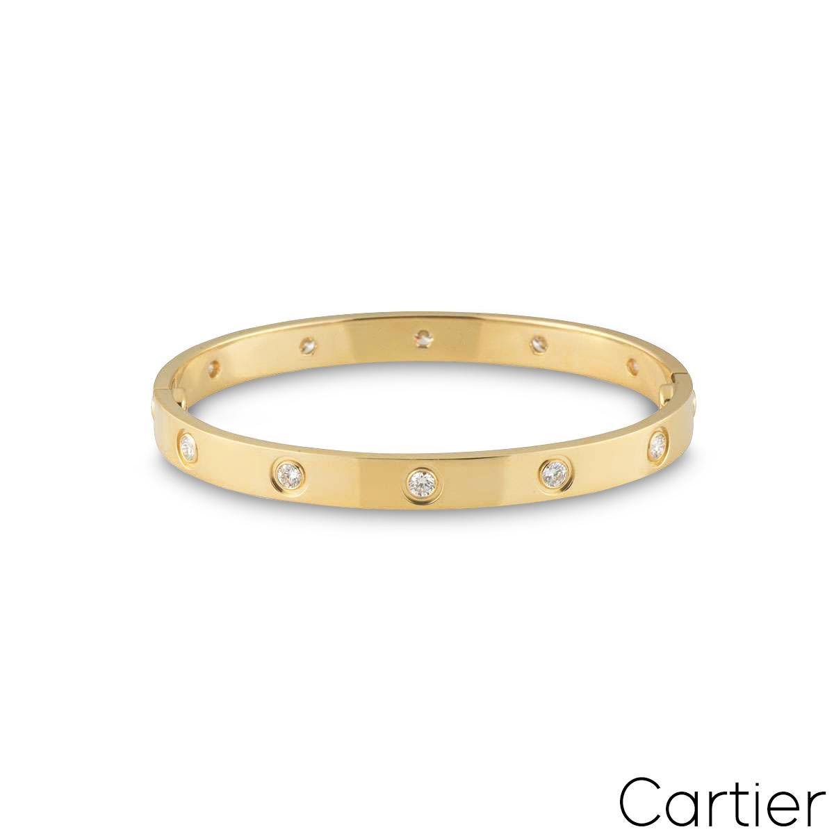 Un bracelet en or jaune 18 carats plein diamant de Cartier de la collection Love. Le bracelet est serti de 10 diamants ronds de taille brillant en serti clos circulant sur le bord extérieur, pour un total de 0,96ct. Le bracelet est de taille 16,