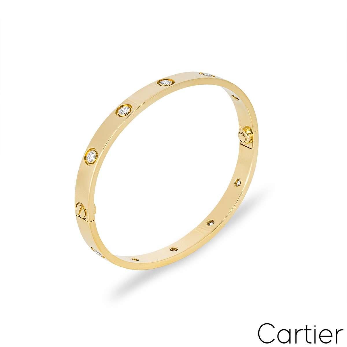 Ein Armband aus 18 Karat Gelbgold mit Diamanten aus der kultigen Kollektion Love von Cartier. Das Armband ist mit 10 runden Diamanten im Brillantschliff von insgesamt ca. 0,96ct besetzt. Das Armband der Größe 17 mit den Cartier Serviceschrauben