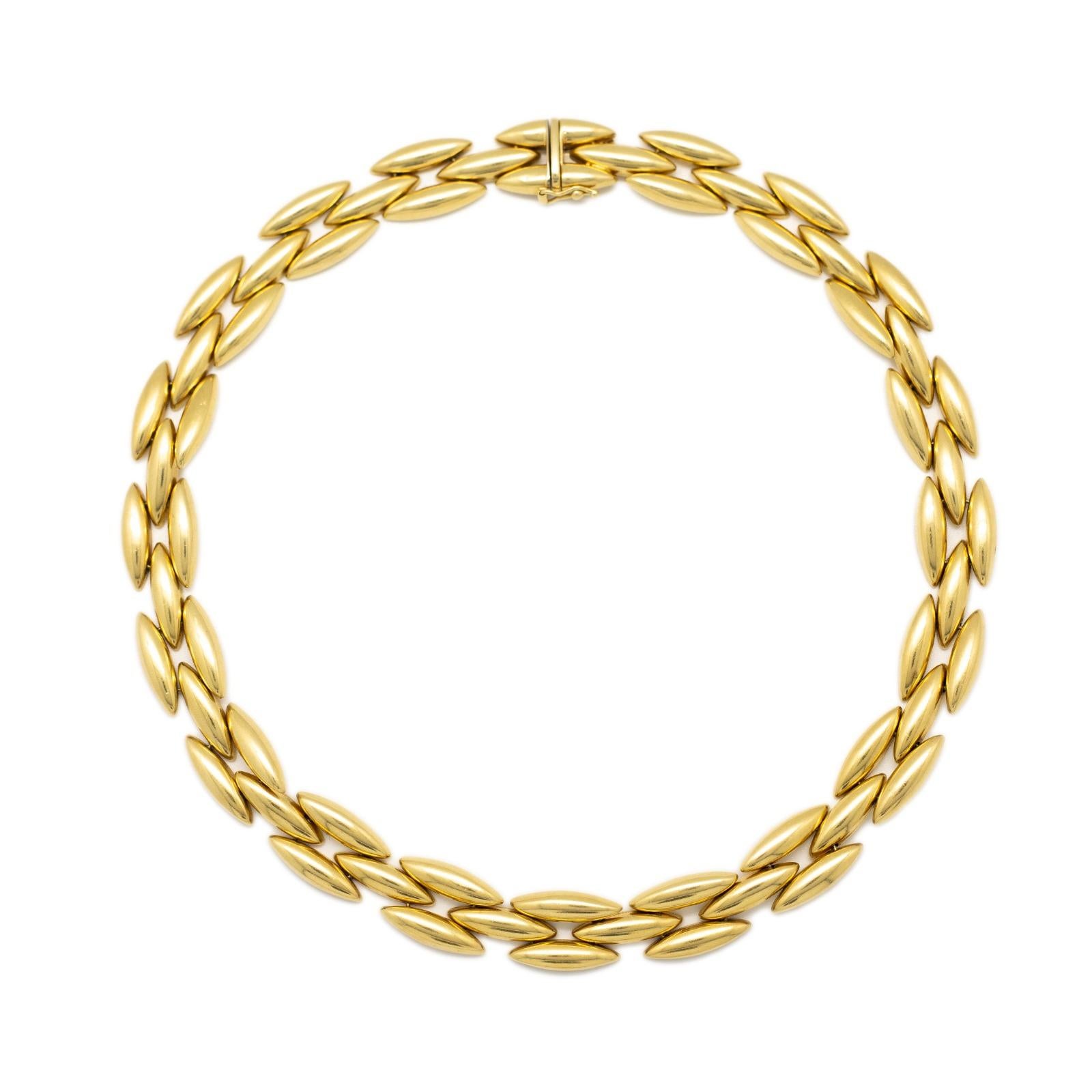 Una collana a tre file Gentiane in oro giallo di Cartier in oro giallo 18 carati, CIRCA 1990

Questa elegante collana in stile collare retrò è composta da tre file, ogni segmento disegnato a forma di losanga allungata, realizzata in oro giallo 18